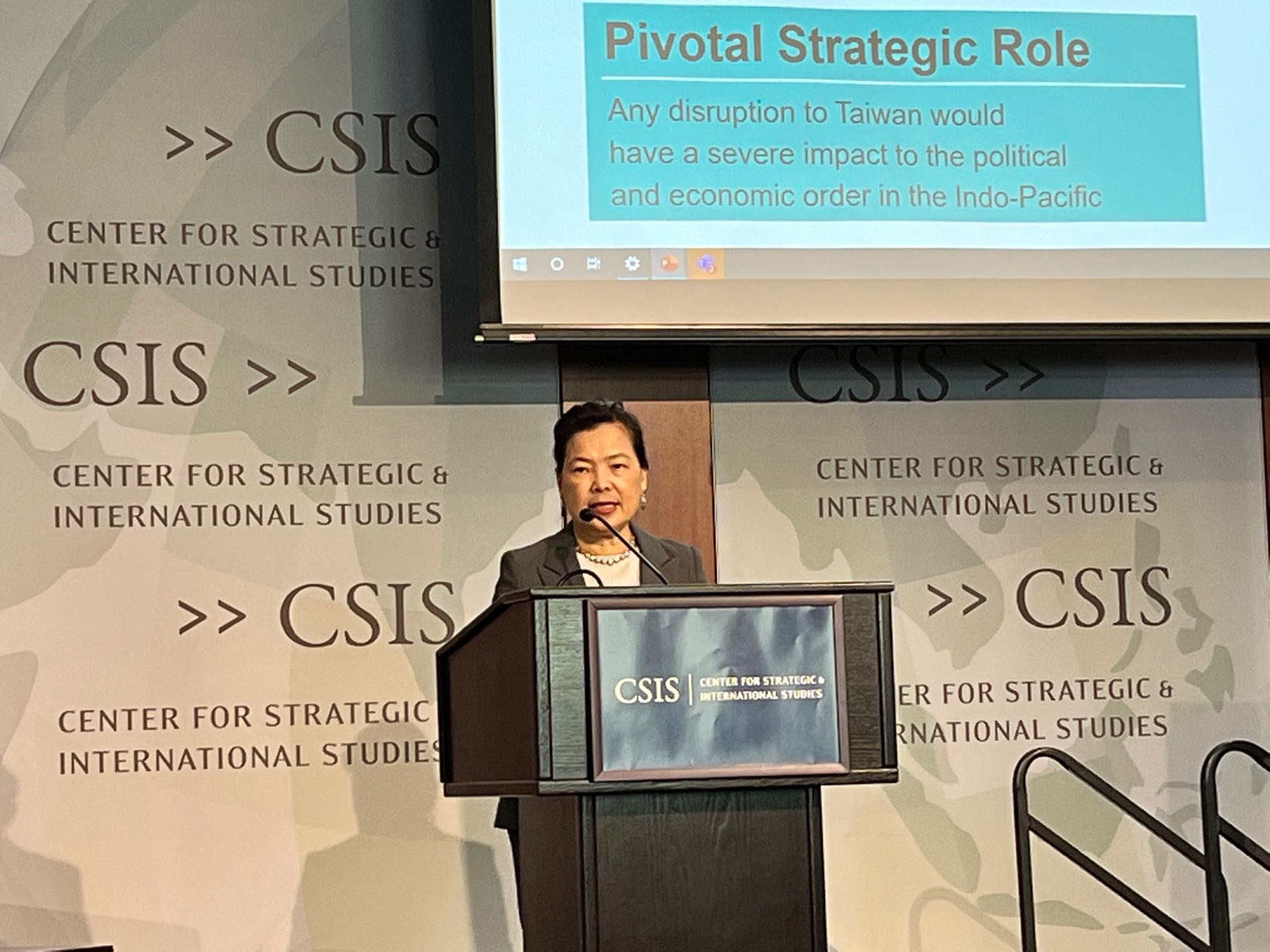 王美花在美國華府智庫演說，談論台灣的半導體供應鏈凸顯台灣安全的重要性。（經濟部提供）