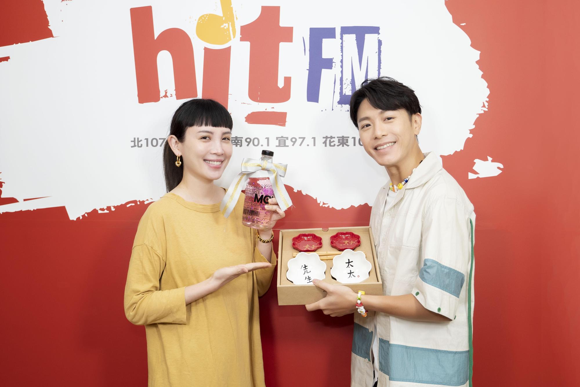 魏如萱（左）送韋禮安以「先生」、「太太」及「好」題字的碟盤組。（Hit Fm5聯播網提供）
