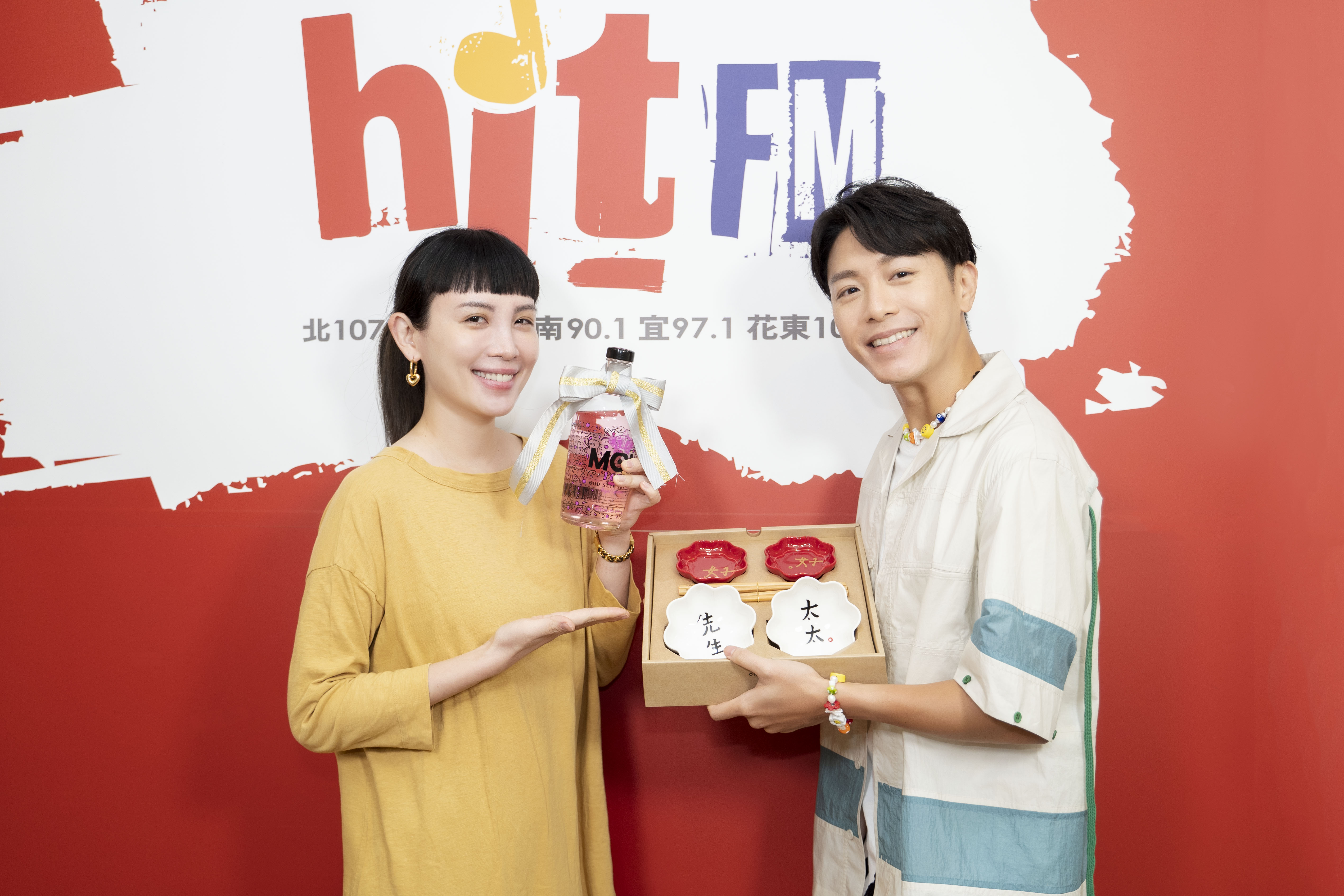 魏如萱(左)送韋禮安以「先生」、「太太」及「好」題字的碟盤組。(Hit Fm5聯播網提供)