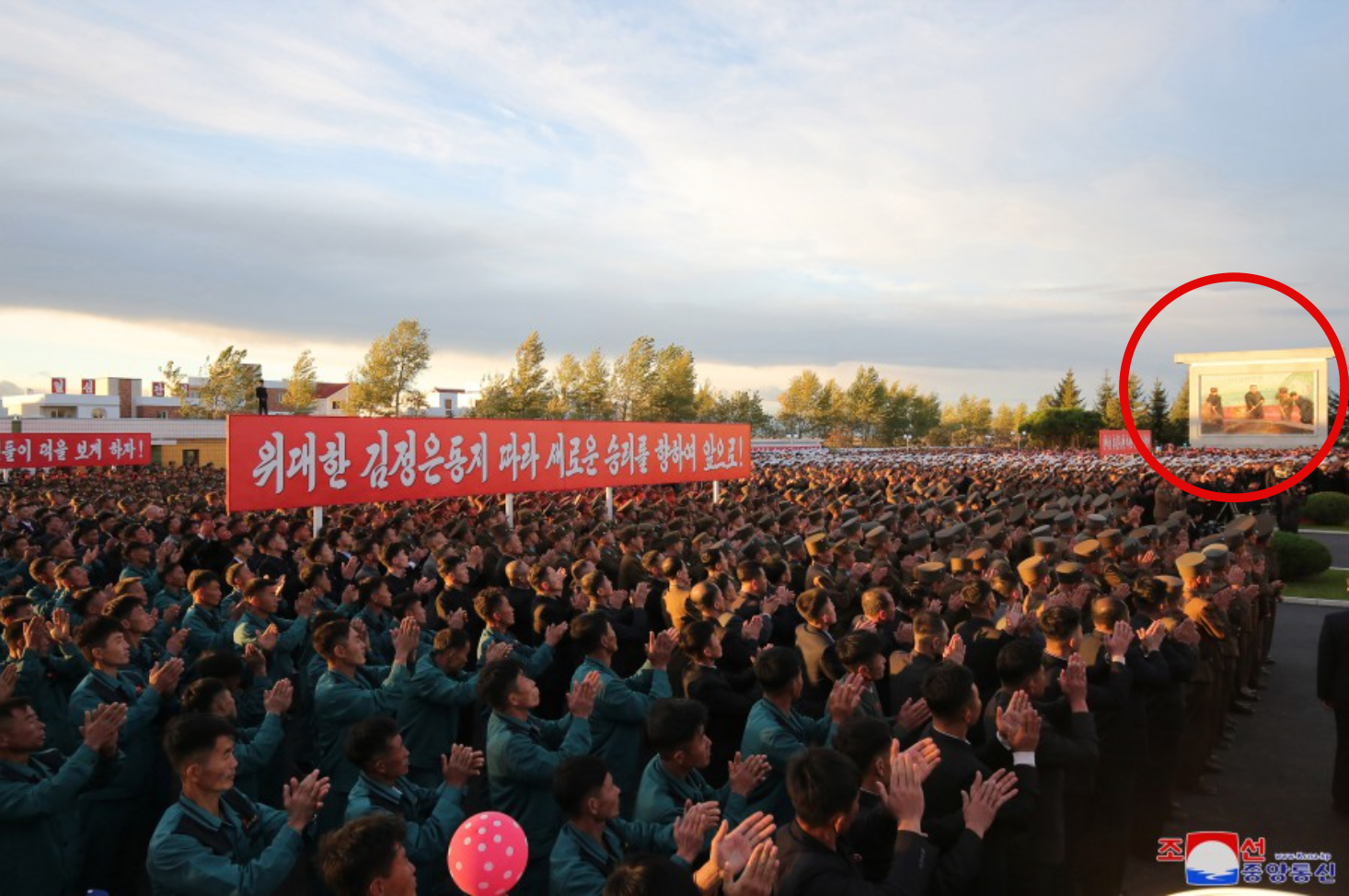 北韓國內近日出現首幅領導人金正恩的馬賽克壁畫。（翻攝自《朝鮮中央通訊社》）