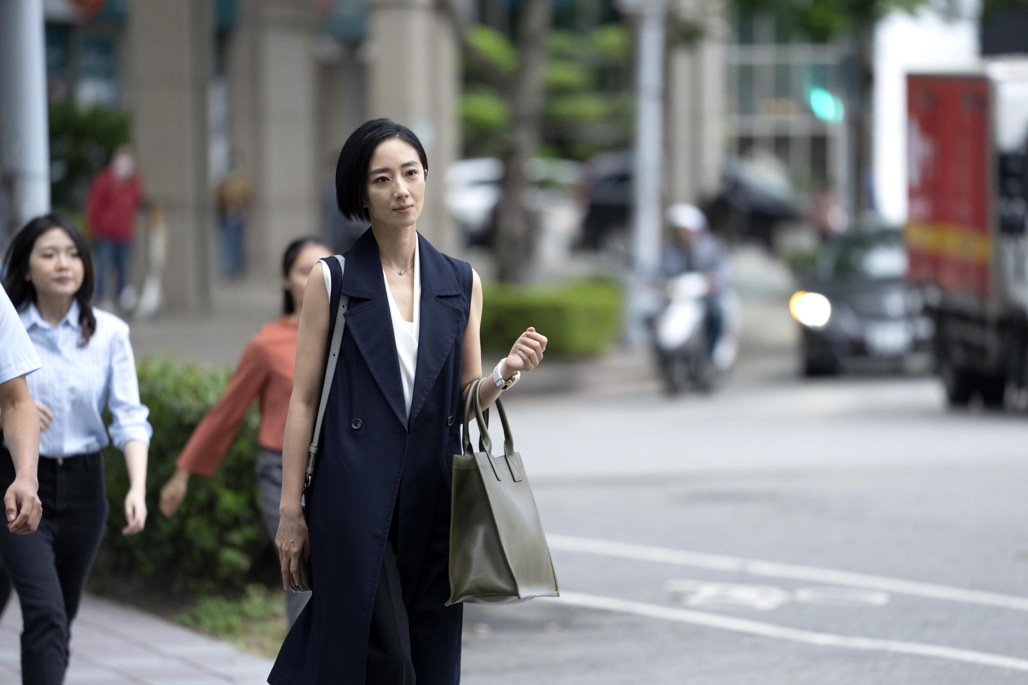 桂綸鎂在《台北女子圖鑑》從鄉下女孩變成都市女子。(Disney+)