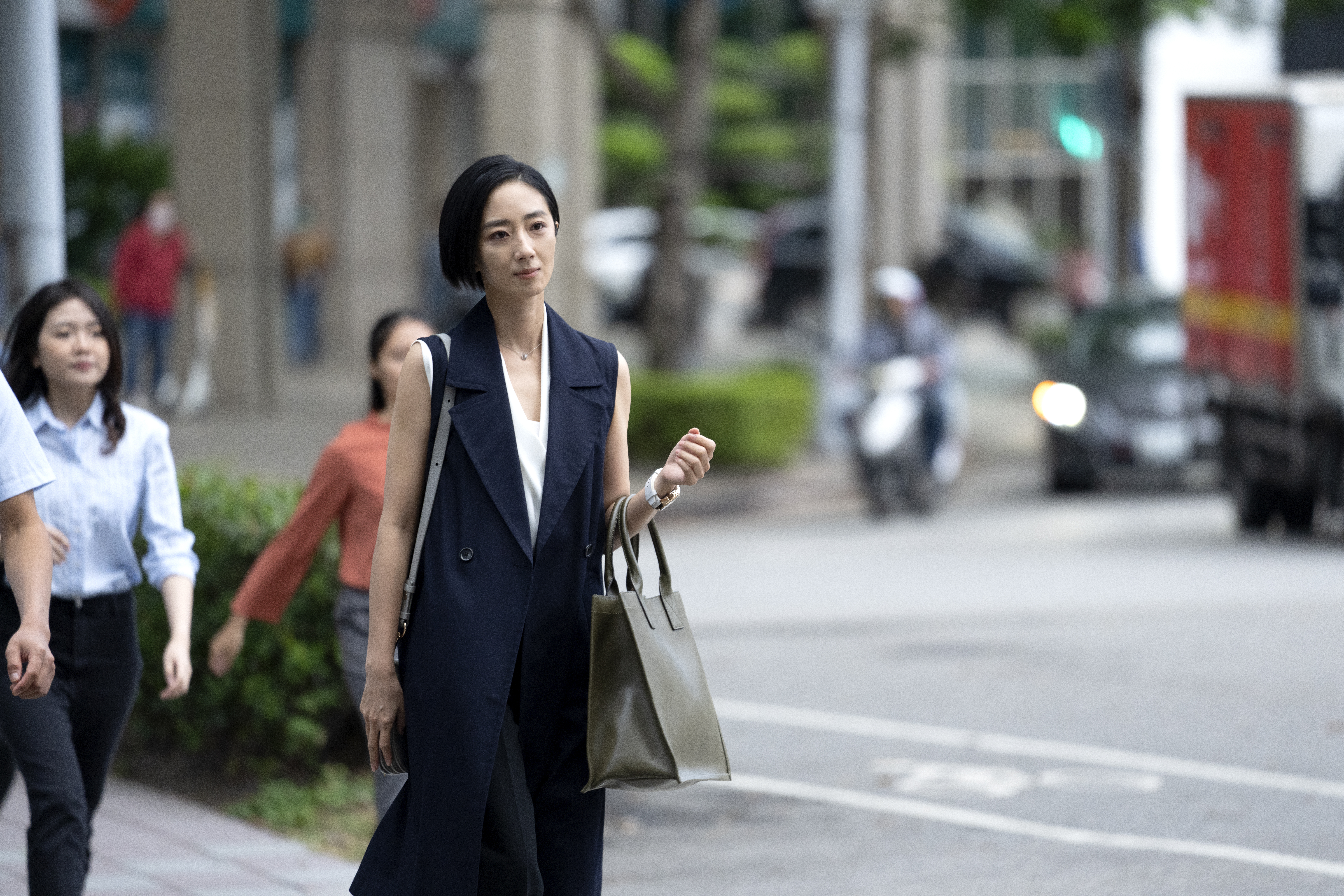 桂綸鎂在《台北女子圖鑑》從鄉下女孩變成都市女子。（Disney+）