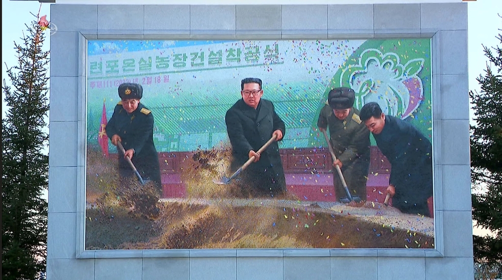 金正恩出席農場開工典禮的畫面被繪製成壁畫。(翻攝自朝鮮中央TV)