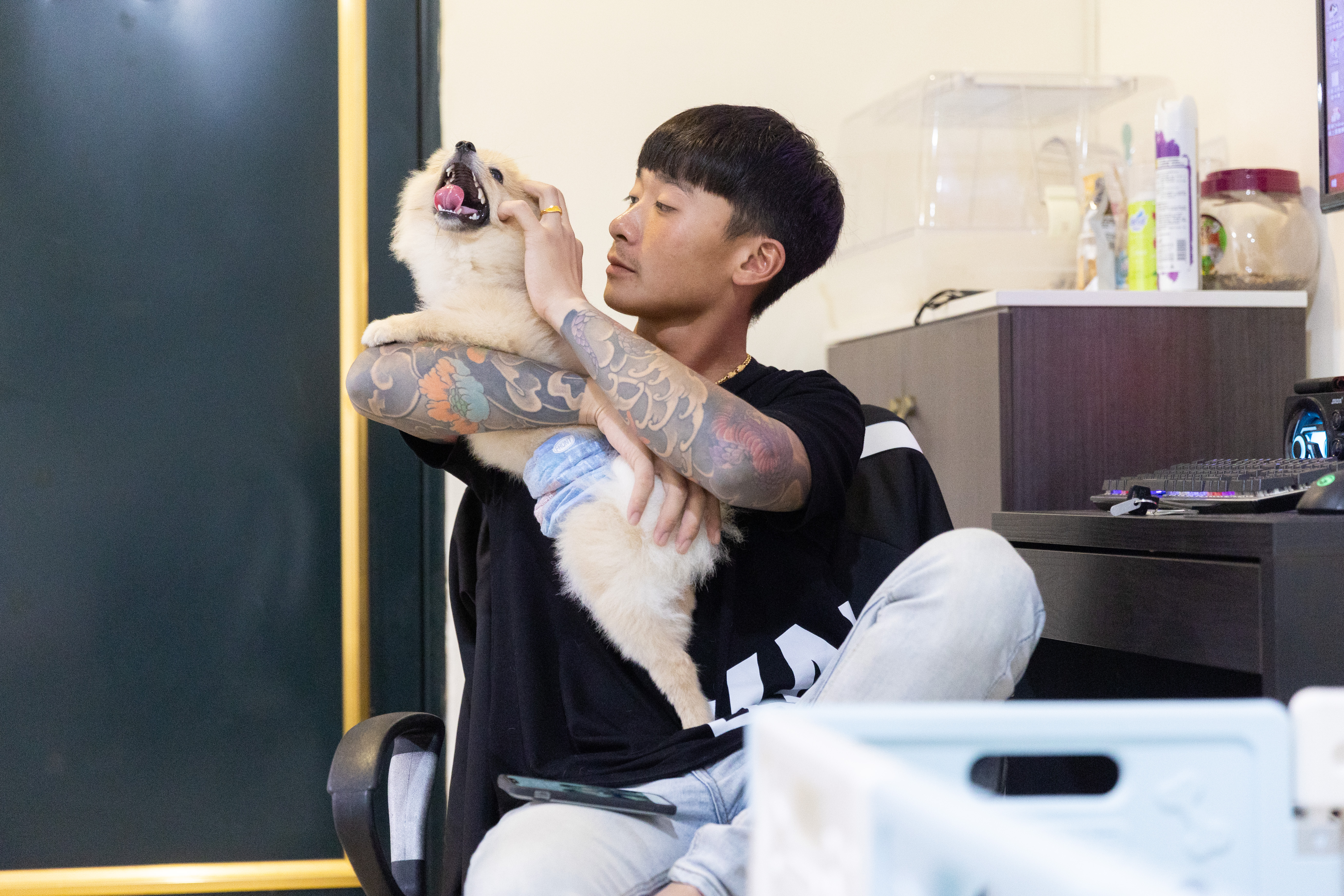 愛乾淨又愛漂亮的阿虎,下班回家第一件事就是梳洗打扮,變回潮男。