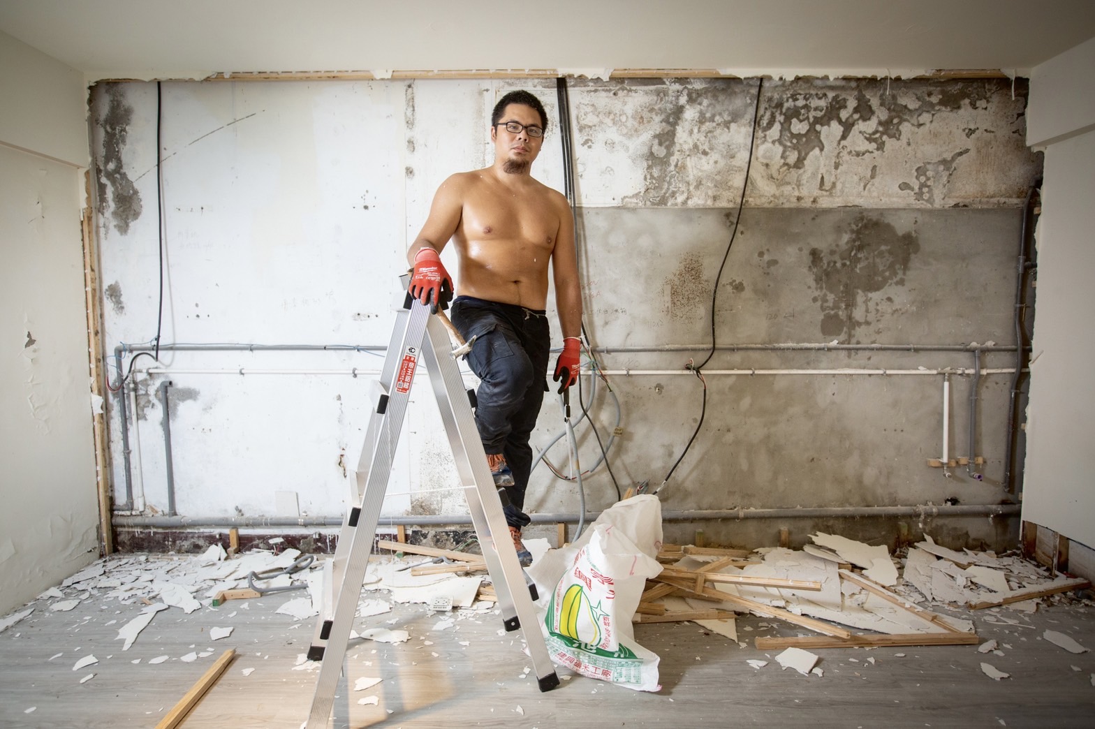 退伍後就進到工地的鄭竣展是入行10年的專業防水師傅，他認為這個時代不懂身體勞動的價值。