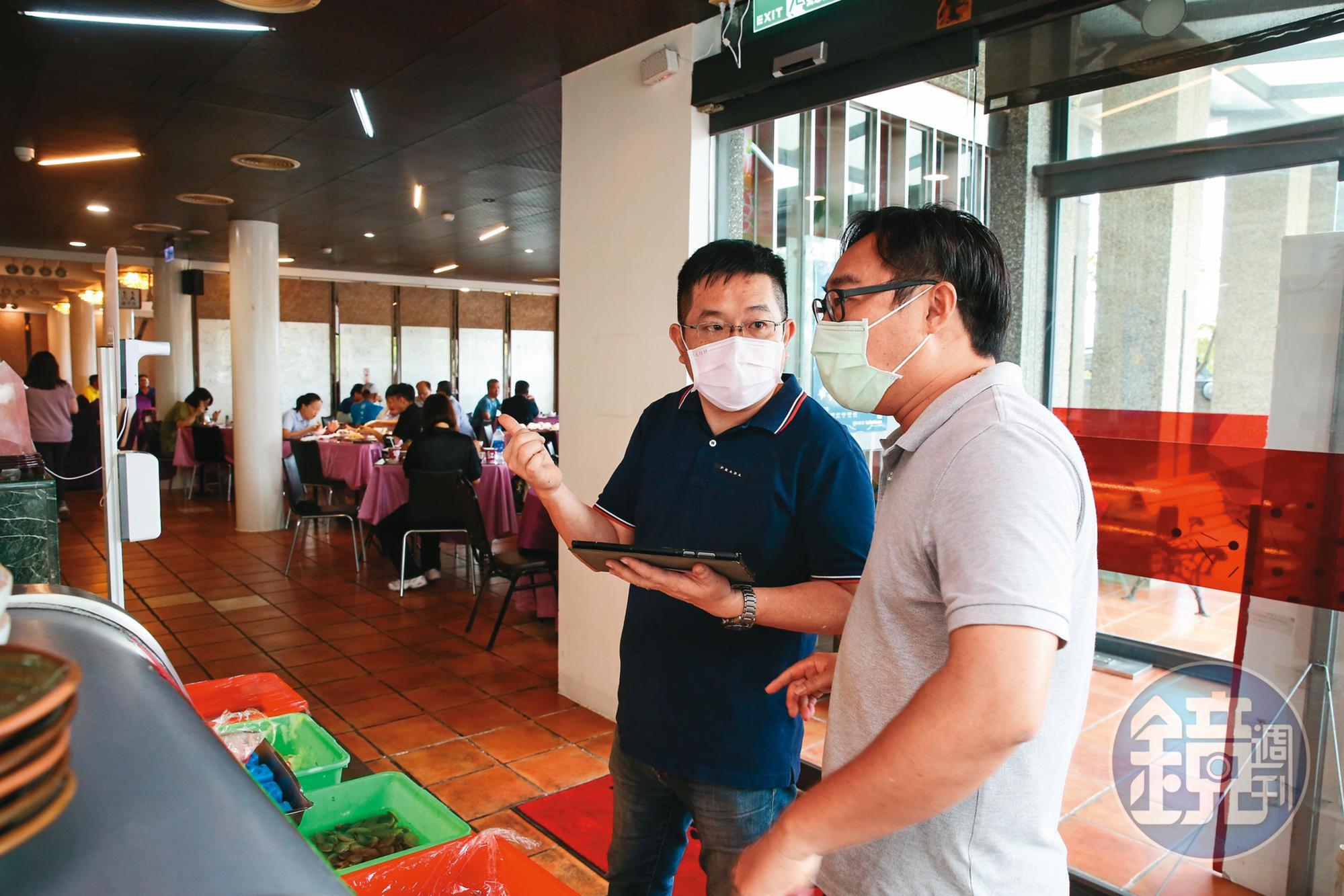 張志偉（左）曾跟著父親辦桌，對食材瞭若指掌，負責幫客人介紹海鮮。