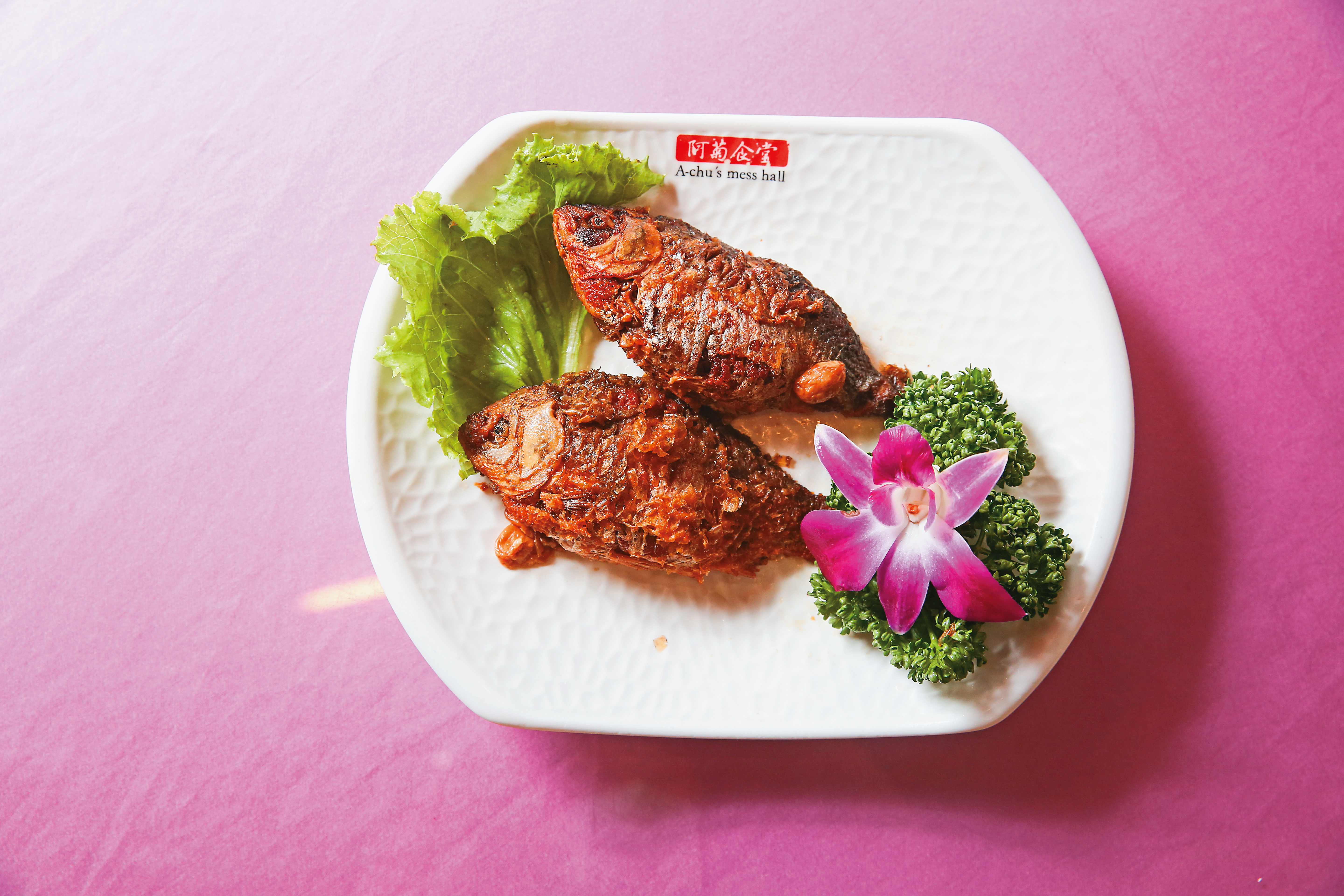 阿菊食堂的蔥燒鯽魚，魚卵飽滿，燒到連魚刺都軟化，幾乎每桌必點。（30元／兩）