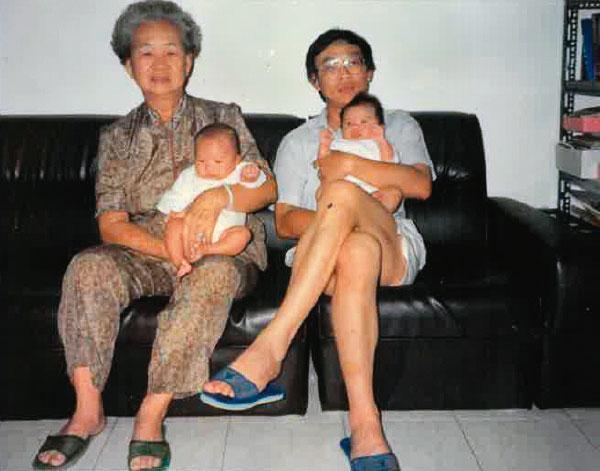 陳欽生（後排右）在台灣結婚，婚後育有1子1女，1990年，陳媽媽（後排左）飛到台灣來探望兒孫。（陳欽生提供）