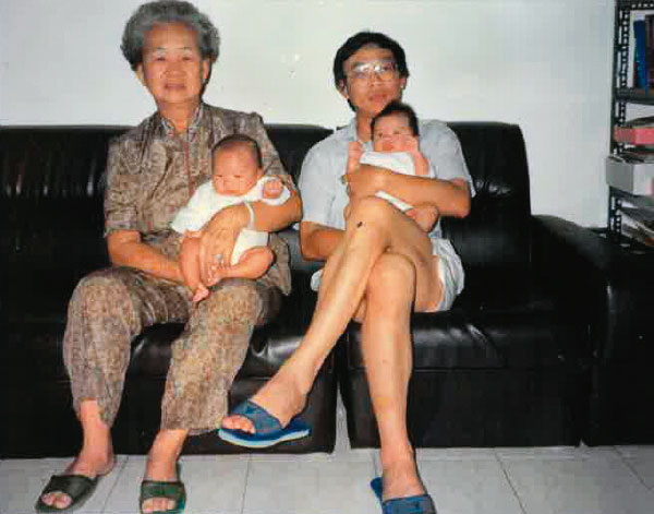陳欽生(後排右)在台灣結婚,婚後育有1子1女,1990年,陳媽媽(後排左)飛到台灣來探望兒孫。(陳欽生提供)