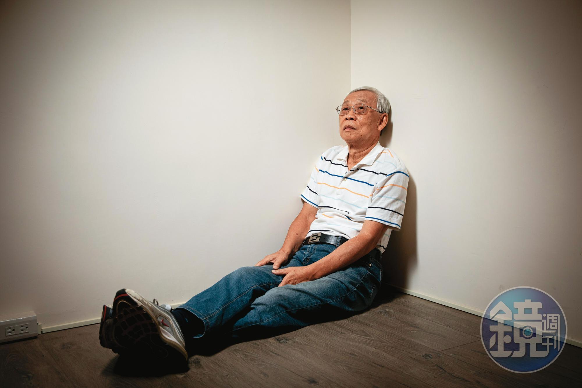 陳欽生回憶坐牢時，常以這個姿勢坐著，枯等冤案的刑期過去。