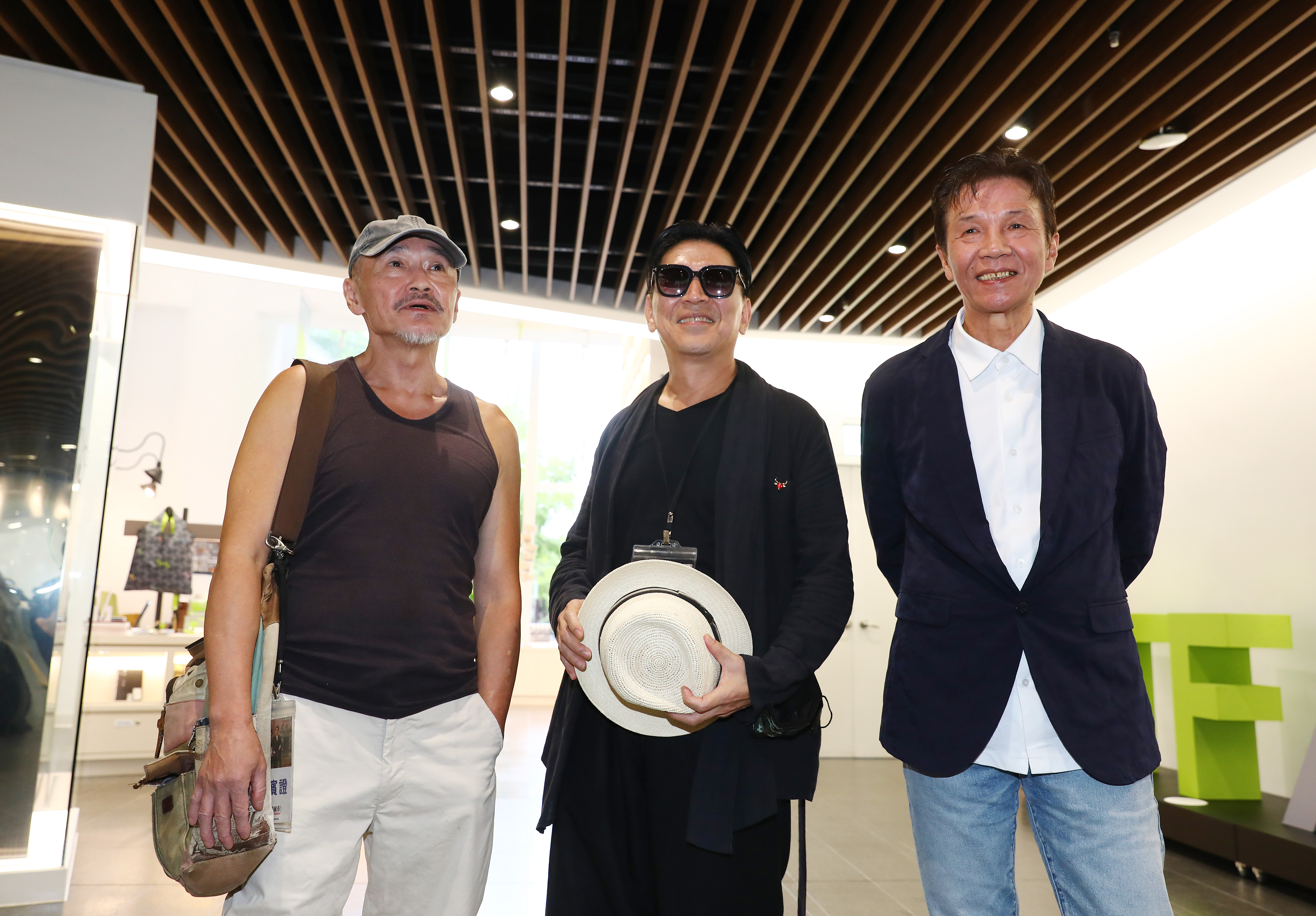 《悲情城市》33週年數位版首映會，林鉅（左一）與高捷（中）、太保（右一）合影。