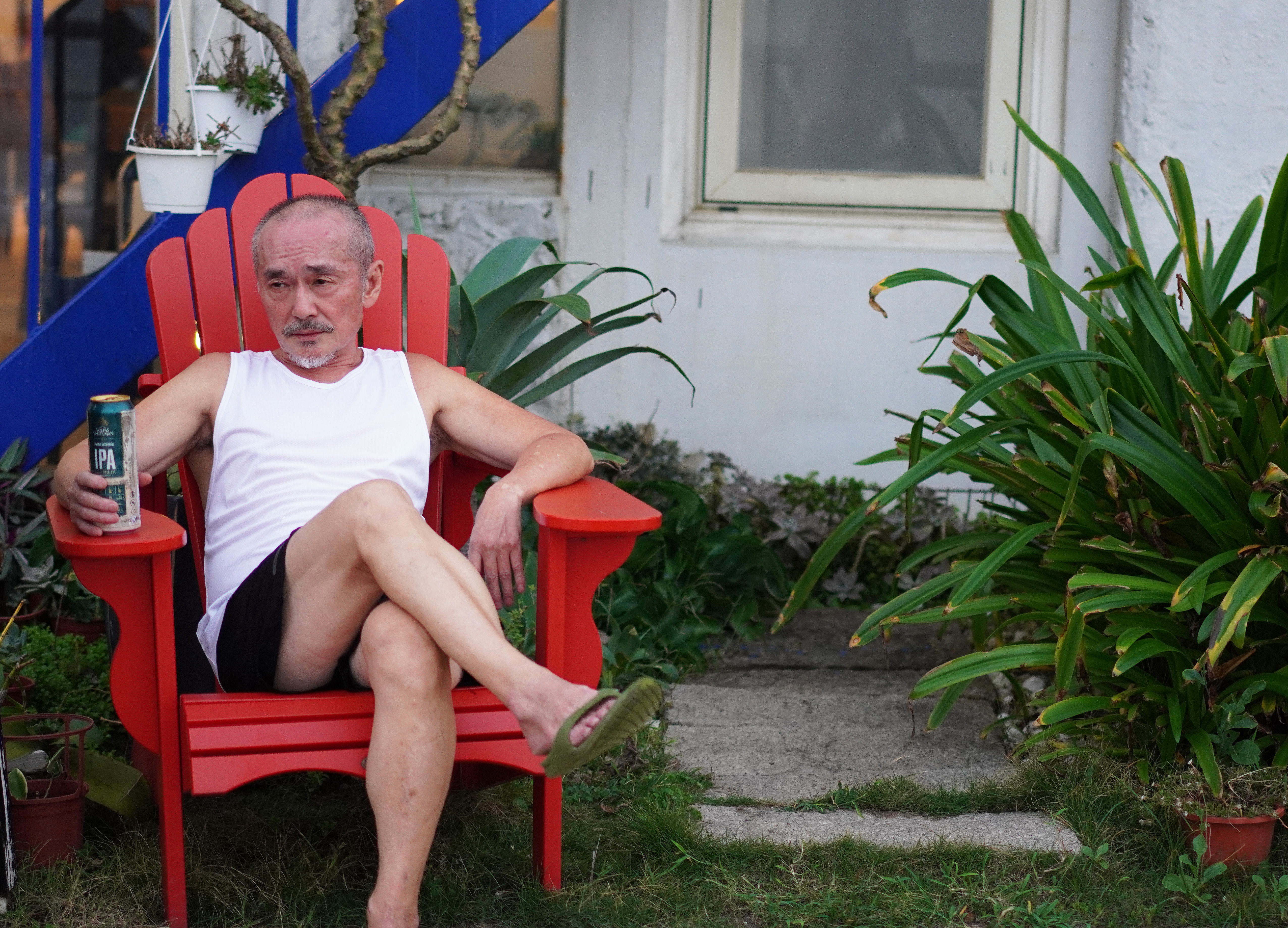 林鉅近年維持傍晚到三芝海邊慢跑的習慣，跑完後會在步道旁木椅上喝瓶啤酒看夕陽。