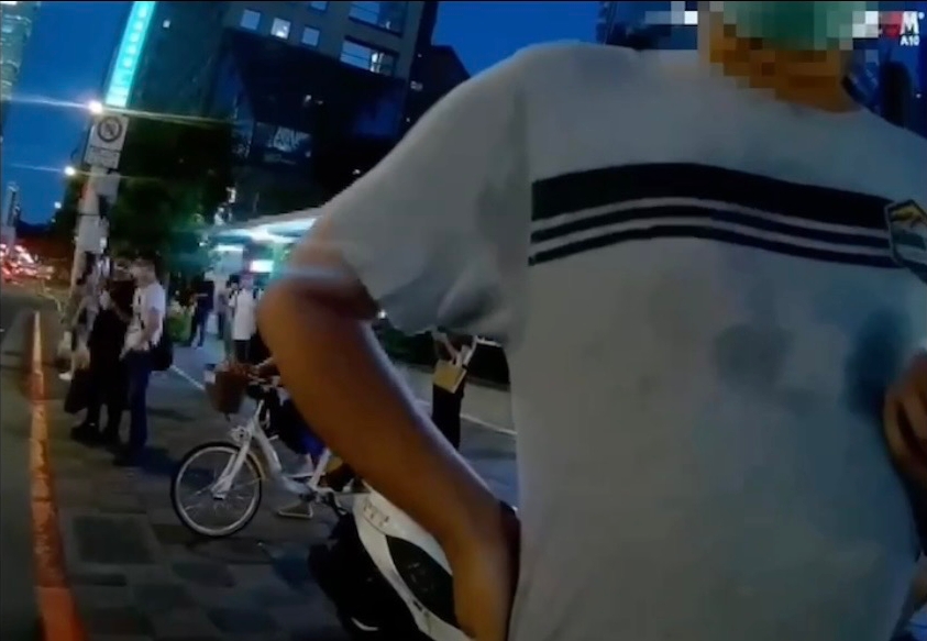 男子罵警越罵越帶勁。（翻攝畫面）