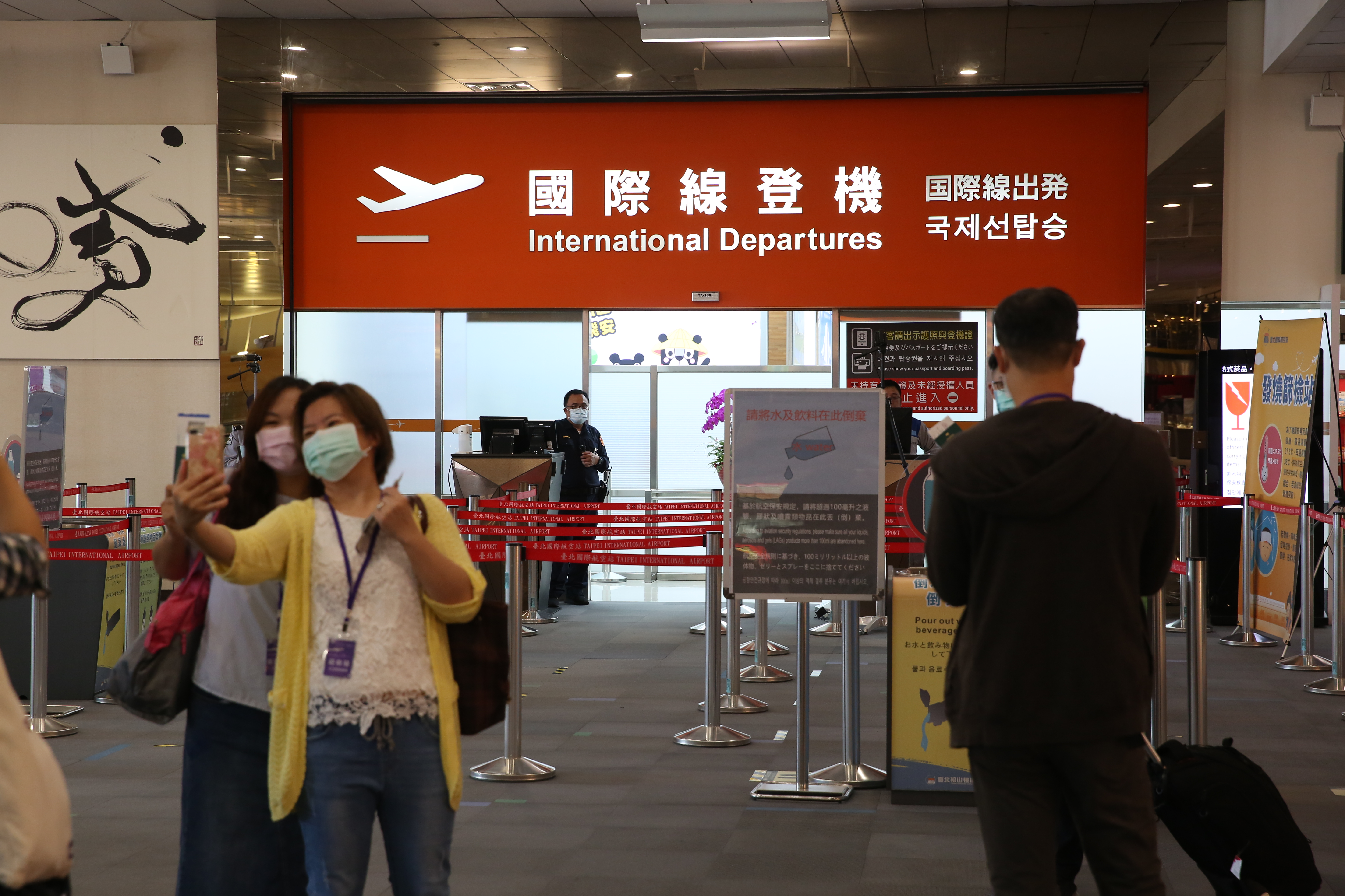 指揮中心表示，13日零時起將把全球旅遊疫情建議調降至二級。