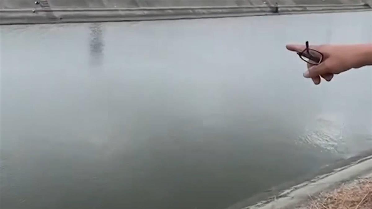 男子的iPhone 13 Pro Max手機掉入大排溝後，被其他人尋獲時，竟然還能正常使用。（翻攝畫面）