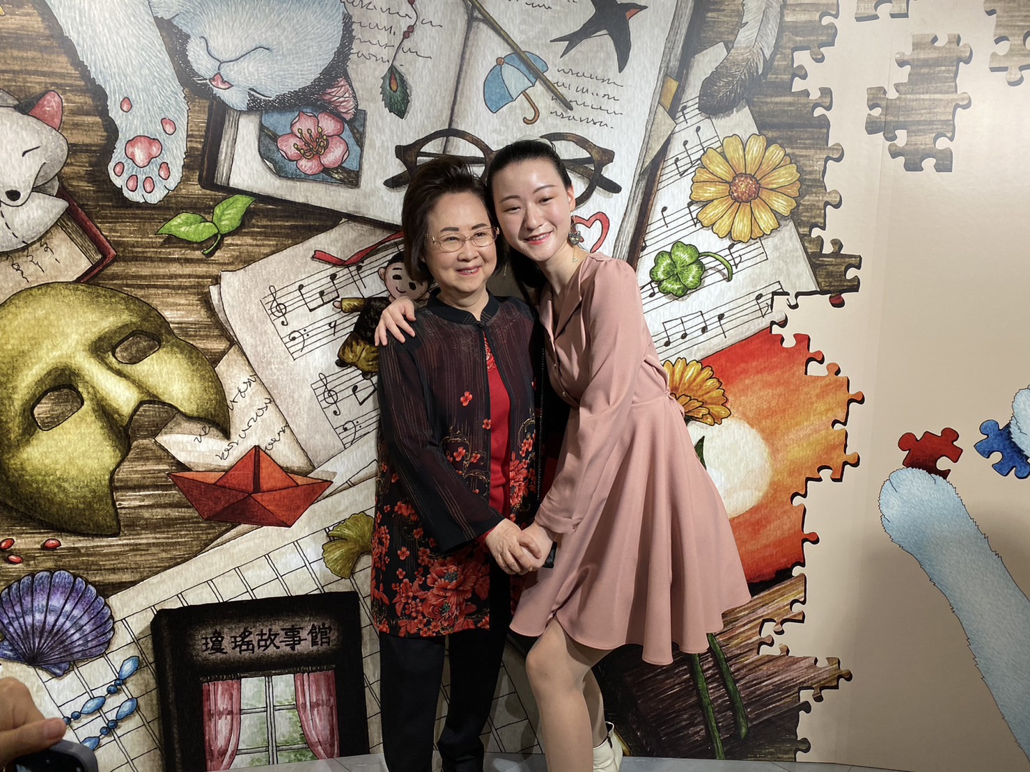 瓊瑤被要求和瘦高的孫女和影時一度嘟嚷說不要。