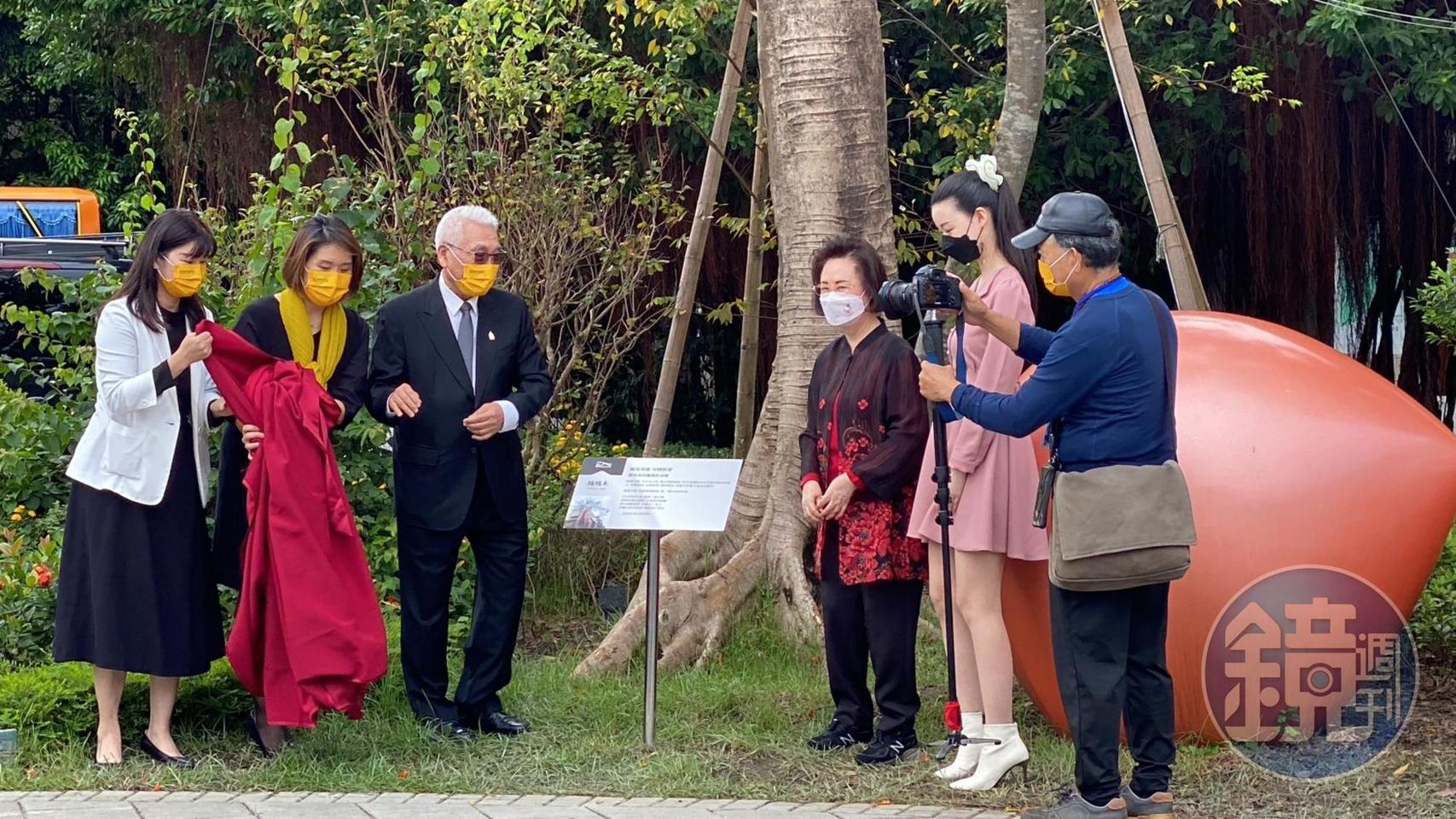 瓊瑤在淡水滬尾藝文休閒園區出席拼圖展揭幕。