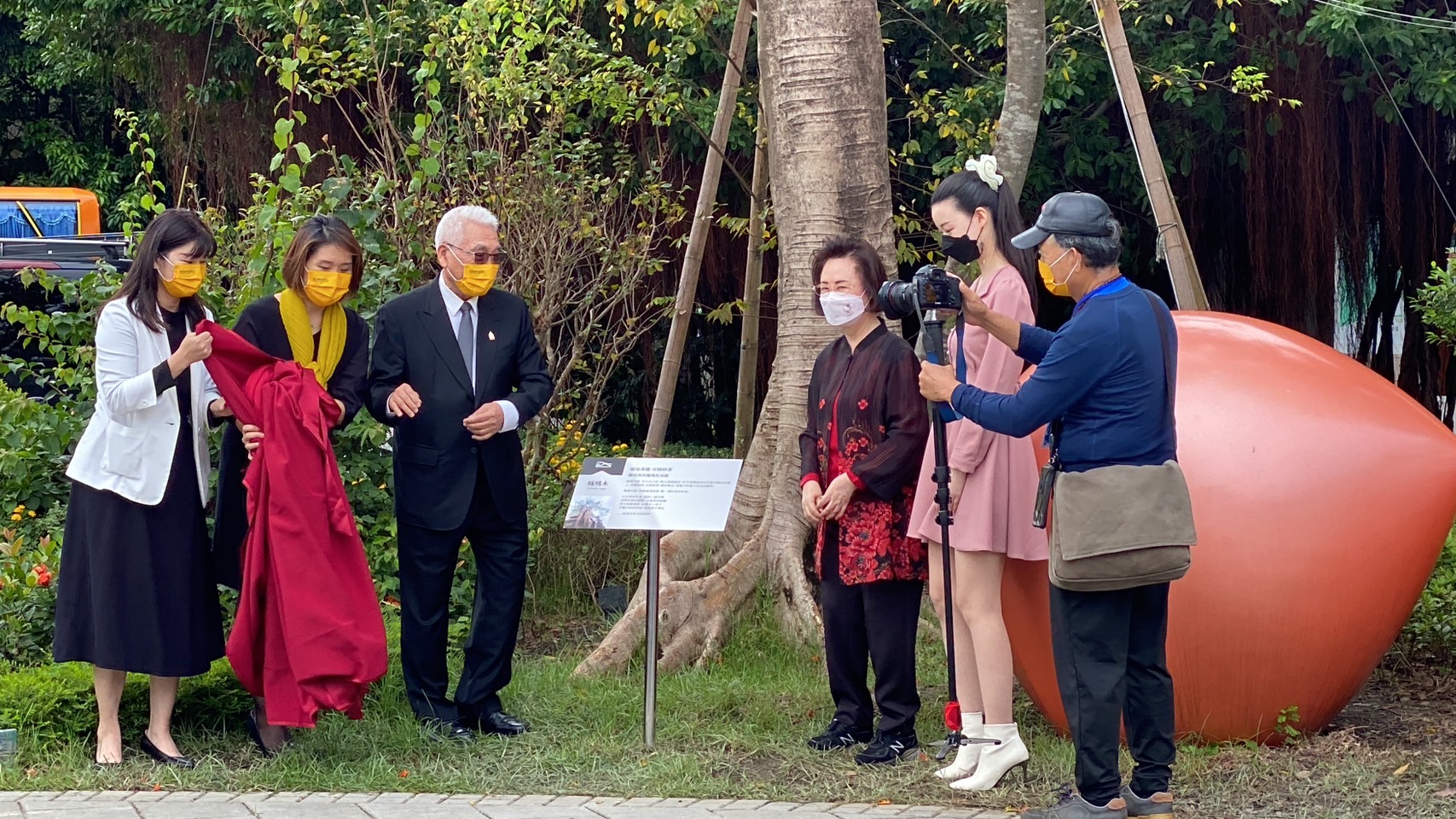 瓊瑤在淡水滬尾藝文休閒園區出席拼圖展揭幕。