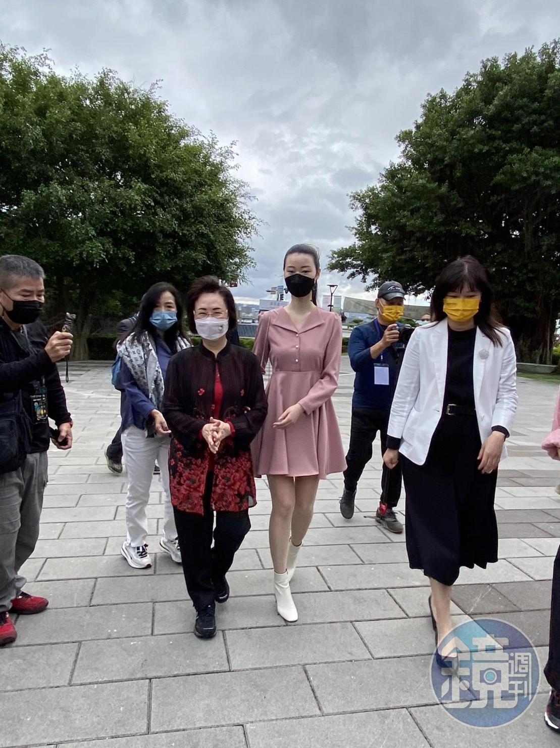 瓊瑤在孫女陳可嘉陪伴下出席拼圖世界揭幕。
