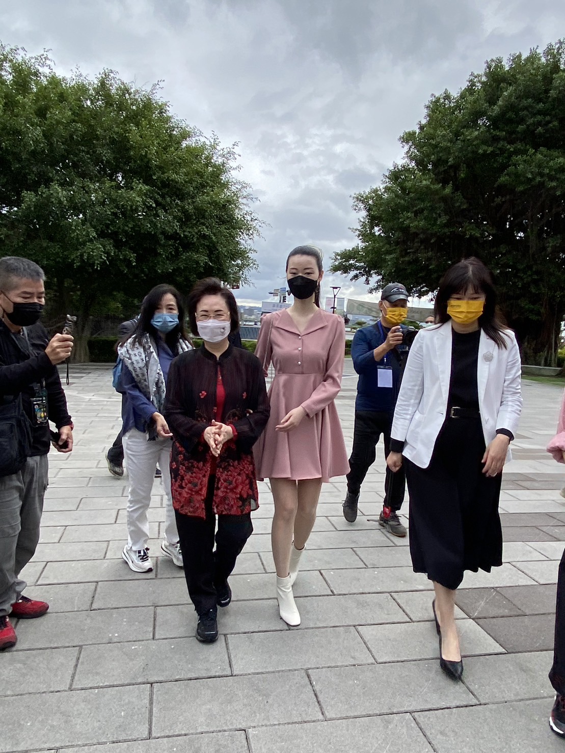 瓊瑤在孫女陳可嘉陪伴下出席拼圖世界揭幕。