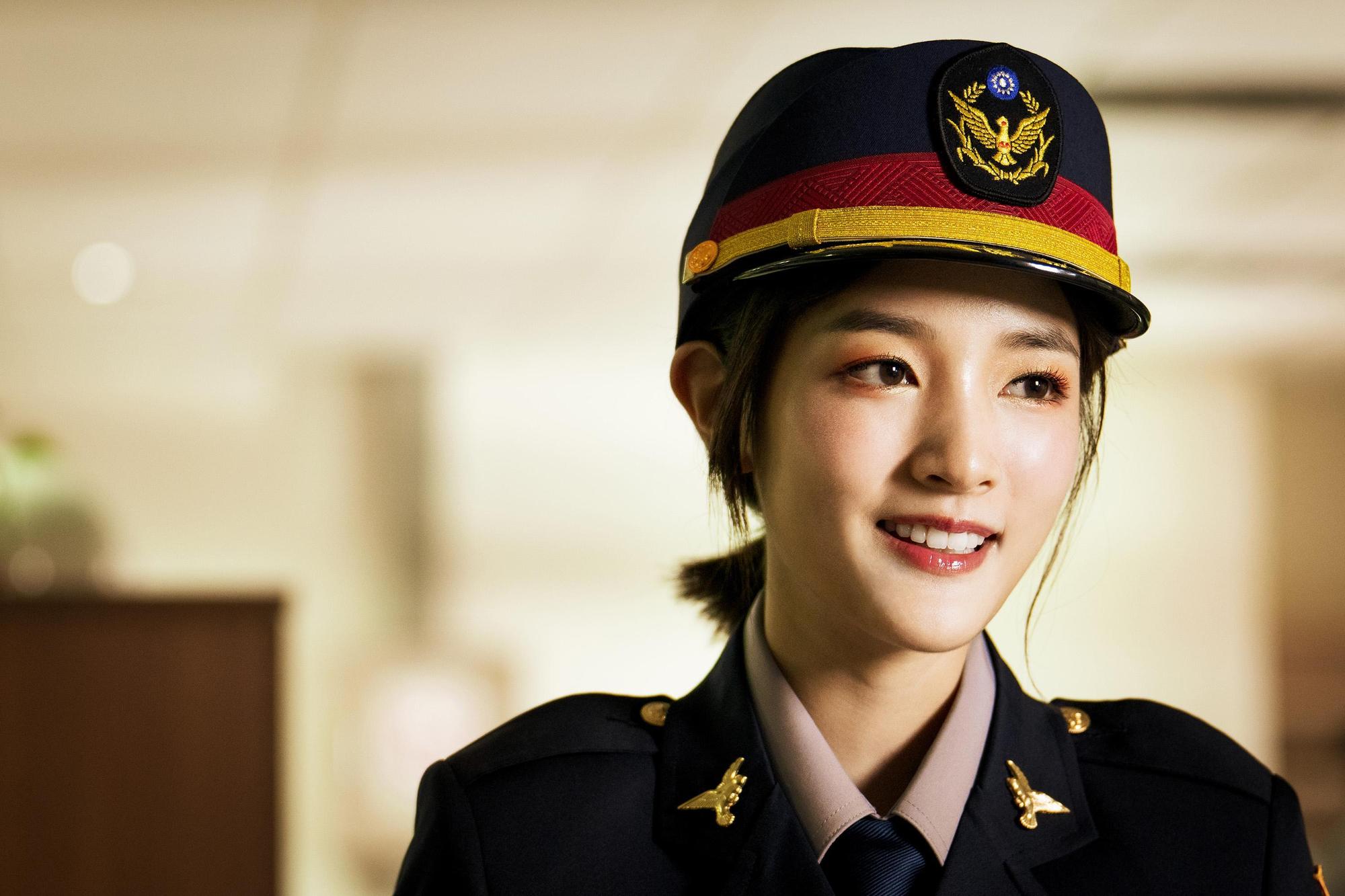 王淨飾演想甩脫「花瓶」標籤的警花，一身警察制服看起來很嬌俏。（金盞花大影業提供）