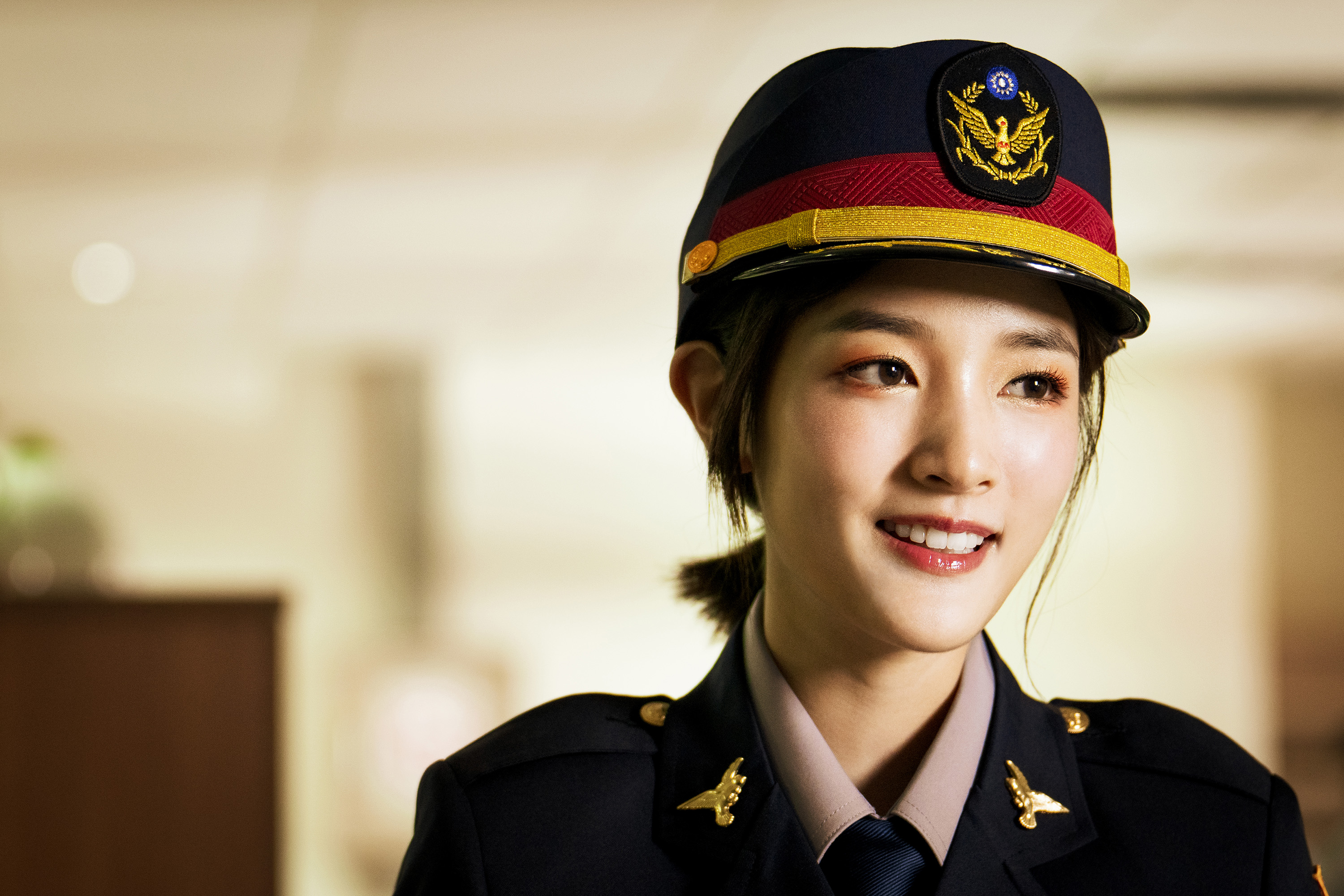 王淨飾演想甩脫「花瓶」標籤的警花，一身警察制服看起來很嬌俏。（金盞花大影業提供）