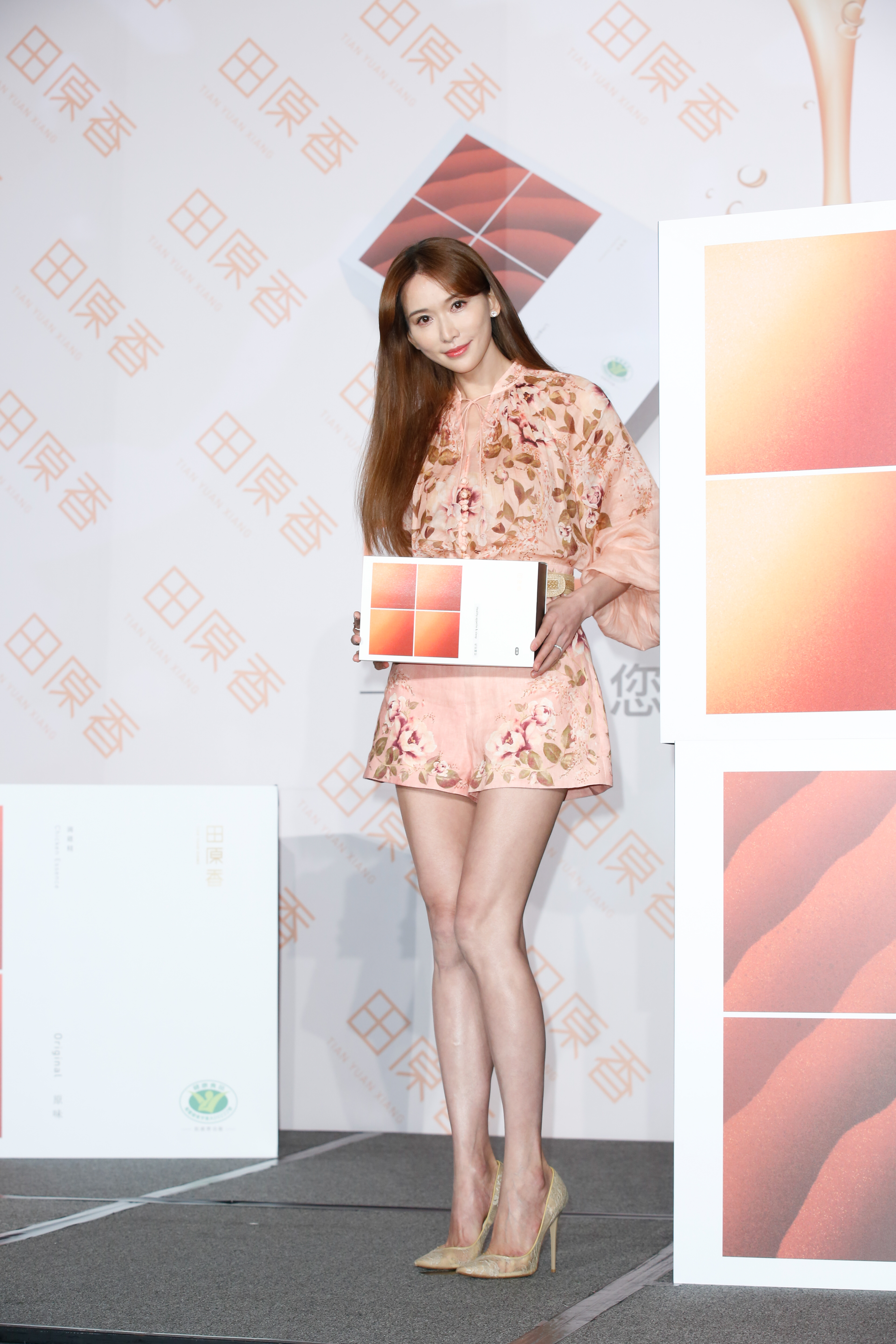 林志玲以代言人之姿，宣傳「田原香」新品「筋好眠滴雞精」。