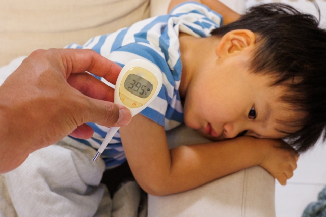 兒科醫師黃紹基提醒，感染腺病毒最明顯症狀就是高燒不斷，並提醒4類人要多加注意。（示意圖非當事人，photo-ac）