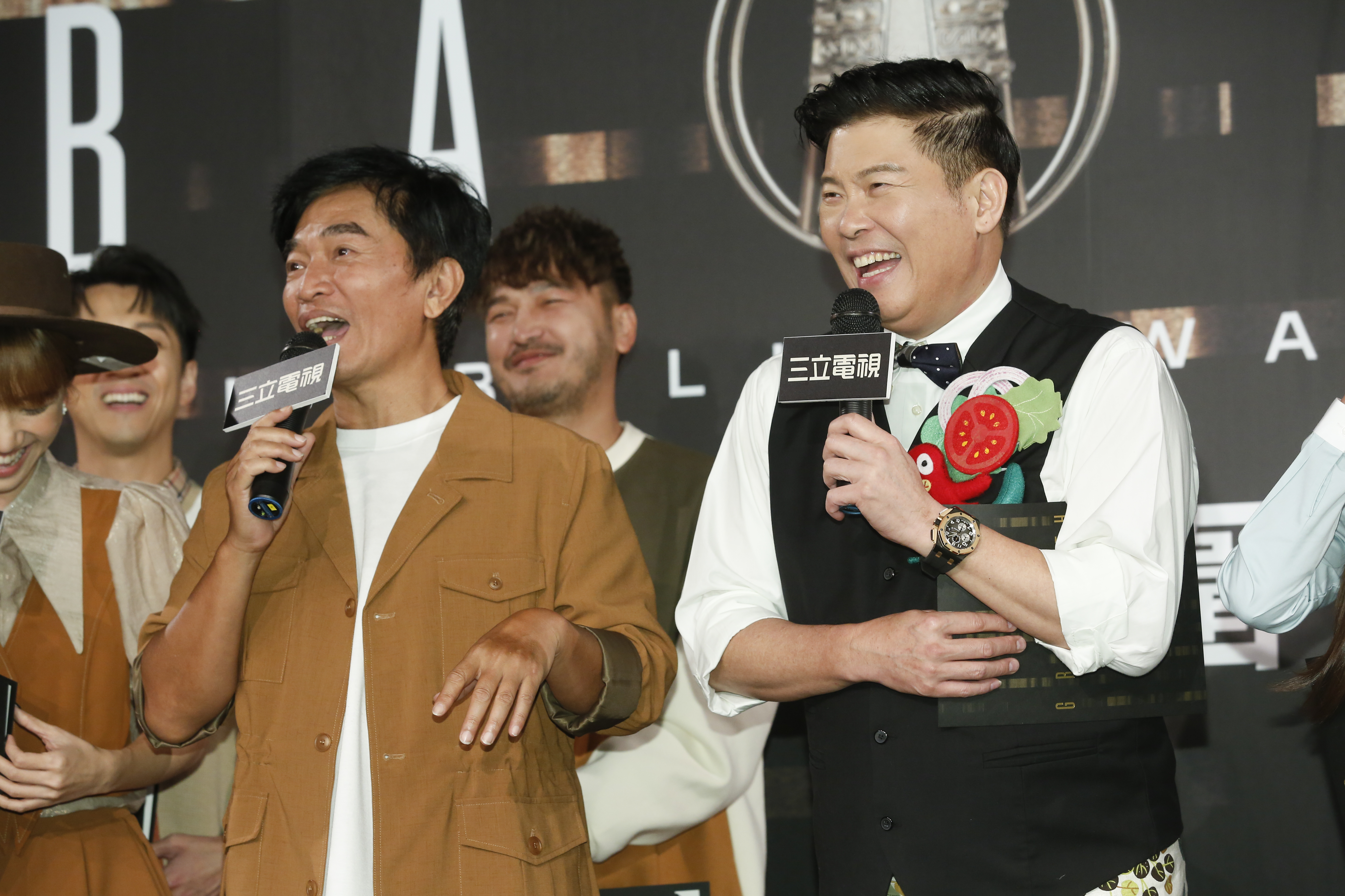 吳宗憲（左）、曾國城出席三立金鐘分享會。