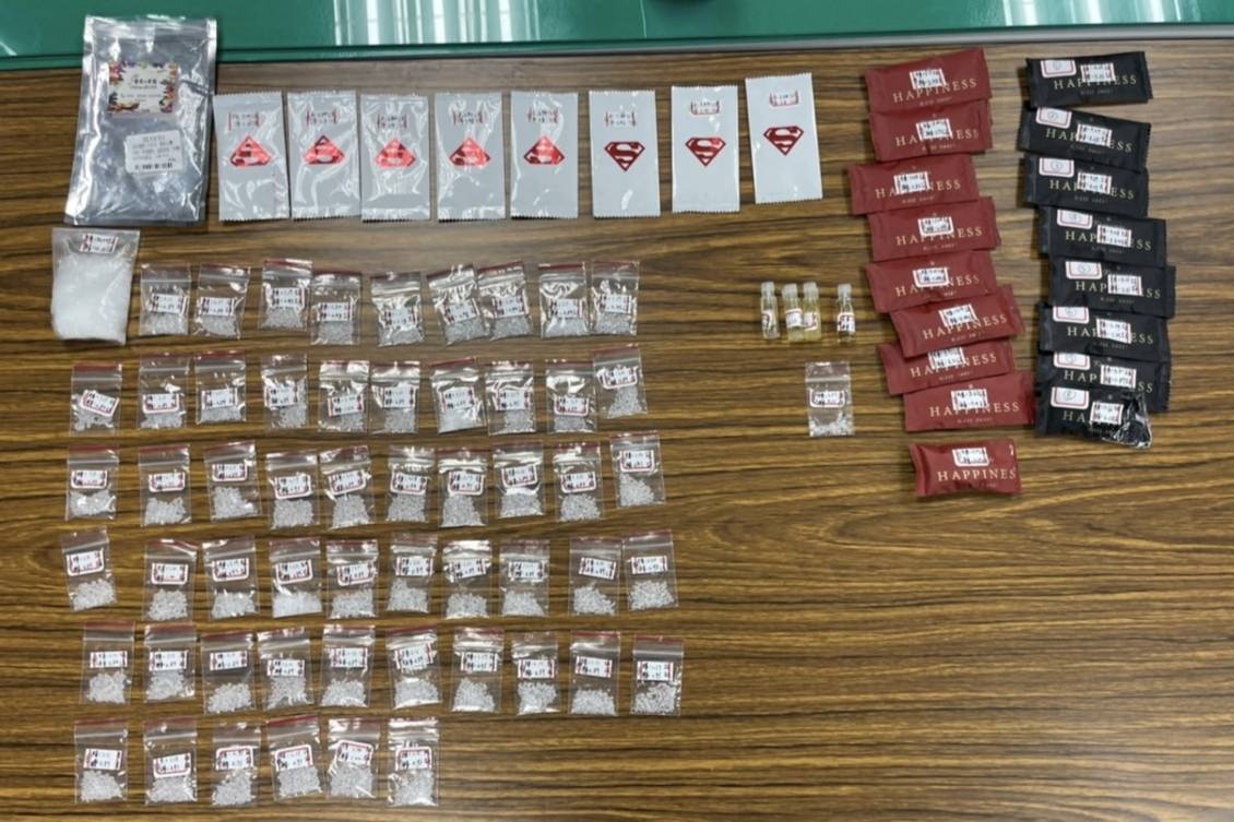 警方在曾男租屋處起出大批毒品及槍彈。（警方提供）