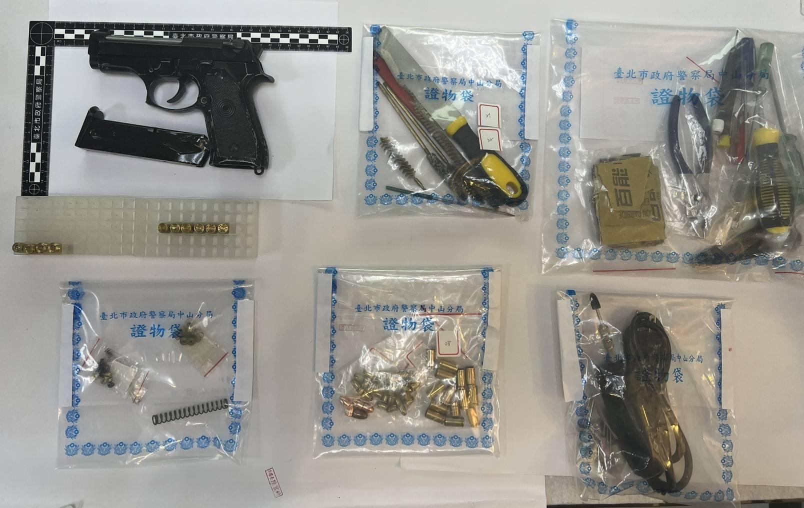 曾男租屋處還藏有改造槍枝工具及火藥等物品。（警方提供）