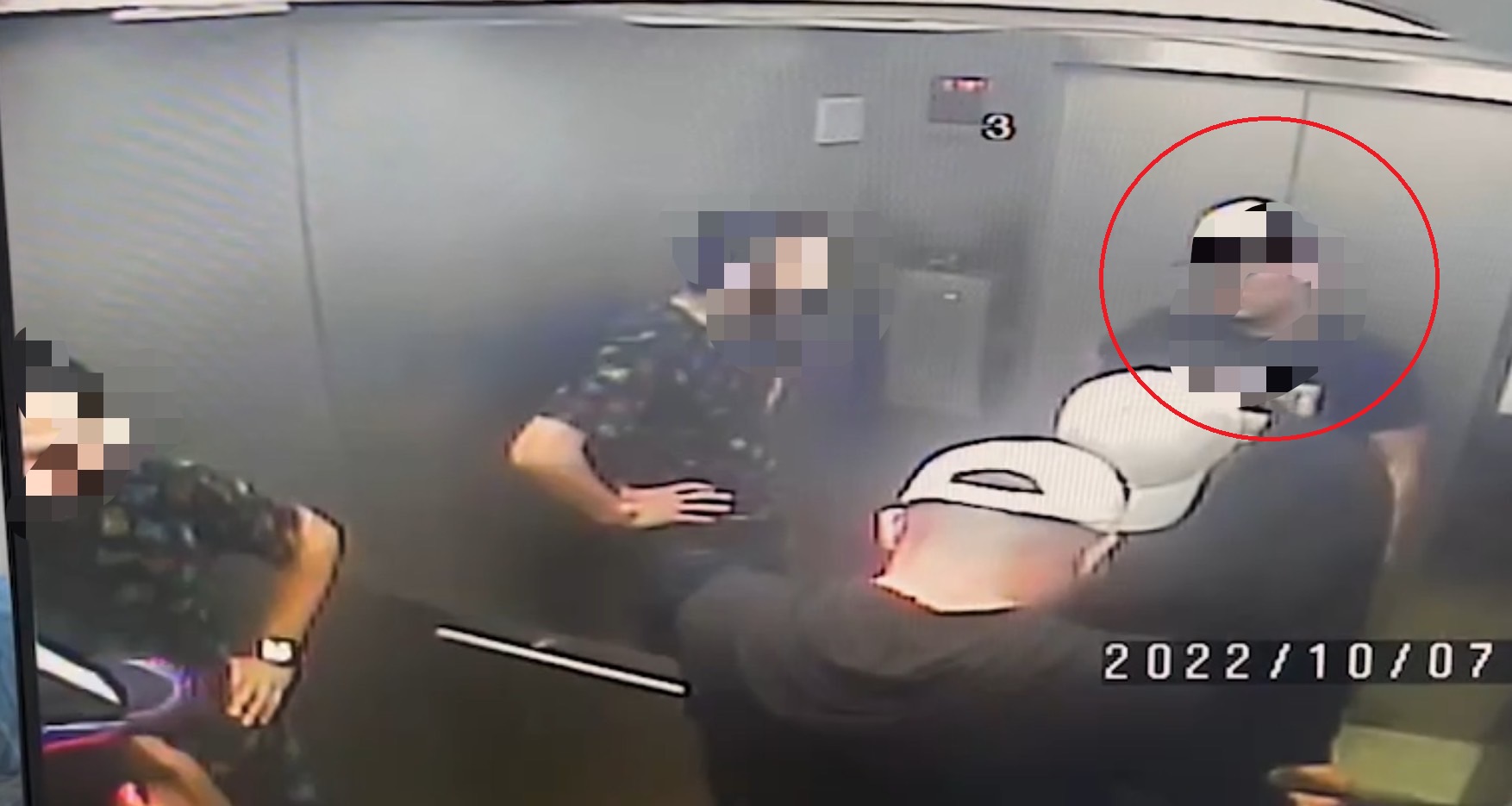 邱男自稱遭蔡男(紅圈)強押至旅社軟禁。(翻攝畫面)