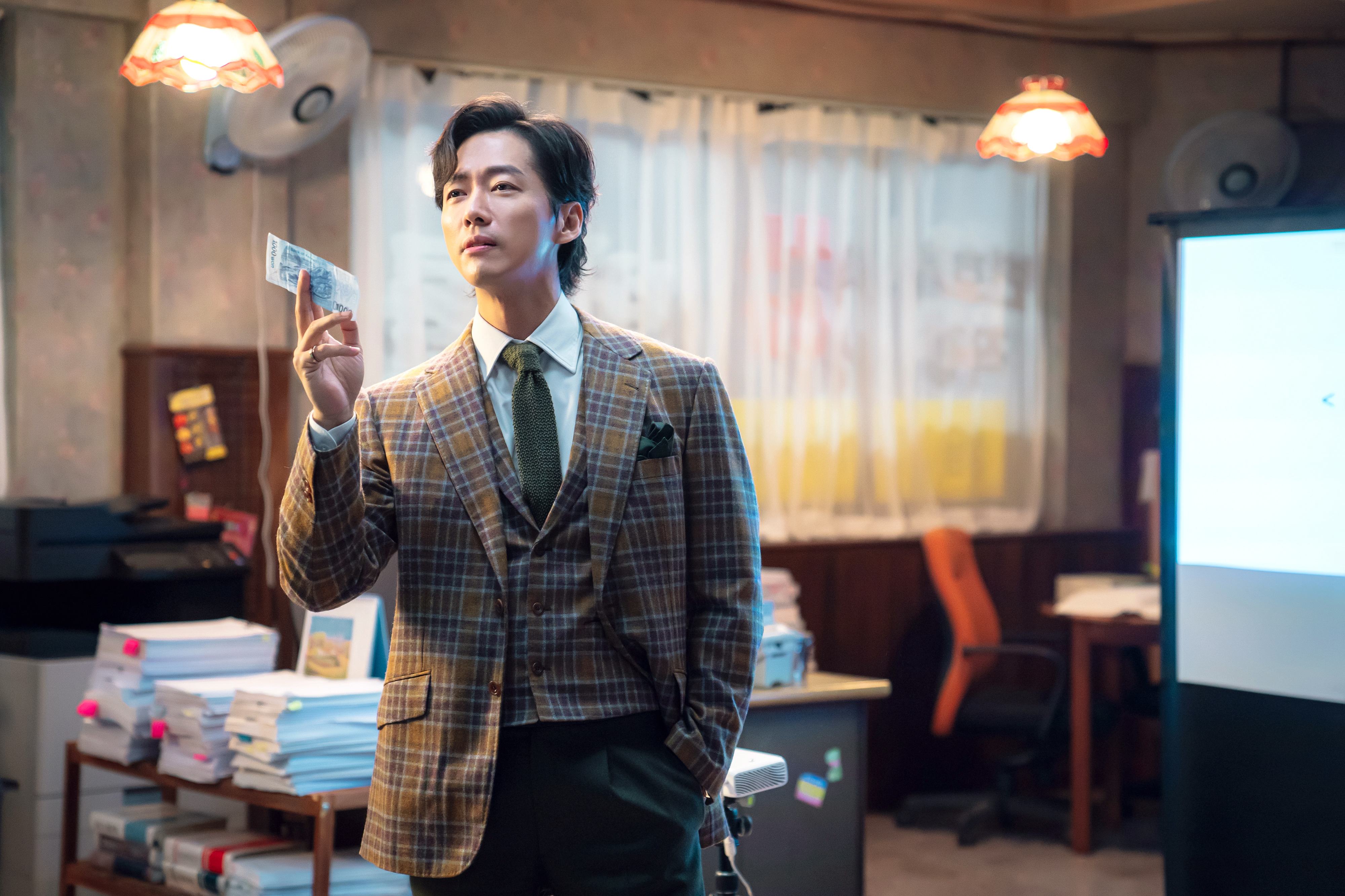 南宮珉在新劇《千元律師》飾演只收千元委託費的律師,戲中的西裝都是他自費訂作。(Disney+提供)