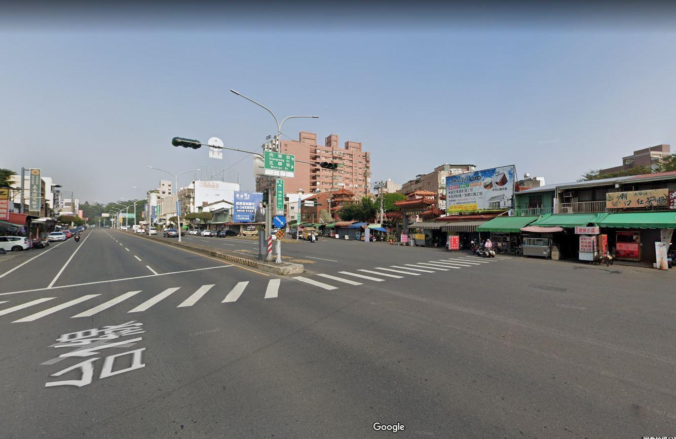 楊婦疑似自己躺在小貨車後輪下,等紅燈變綠燈時即遭輾斃。(翻攝Google Map)