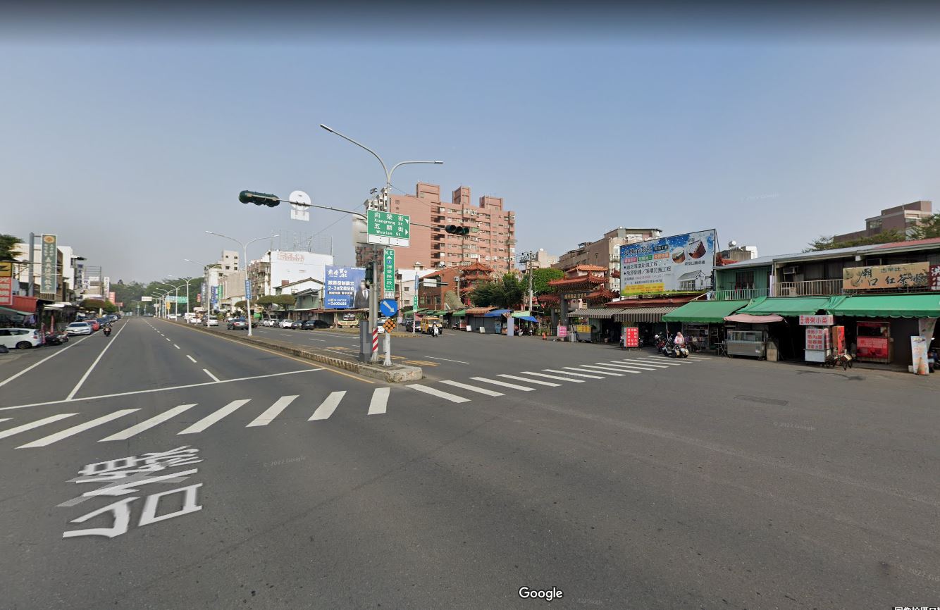 楊婦疑似自己躺在小貨車後輪下，等紅燈變綠燈時即遭輾斃。（翻攝Google Map）