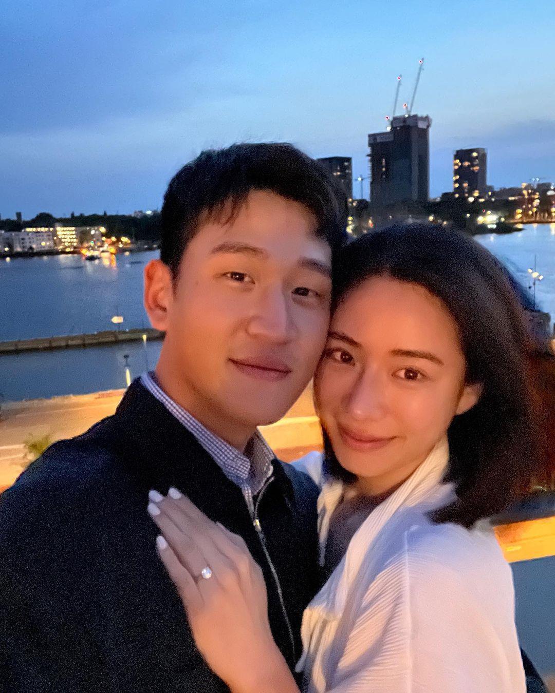 周興哲日前公布向女友趙岱新求婚成功喜訊,但婚禮時程暫未確定。(周興哲IG)