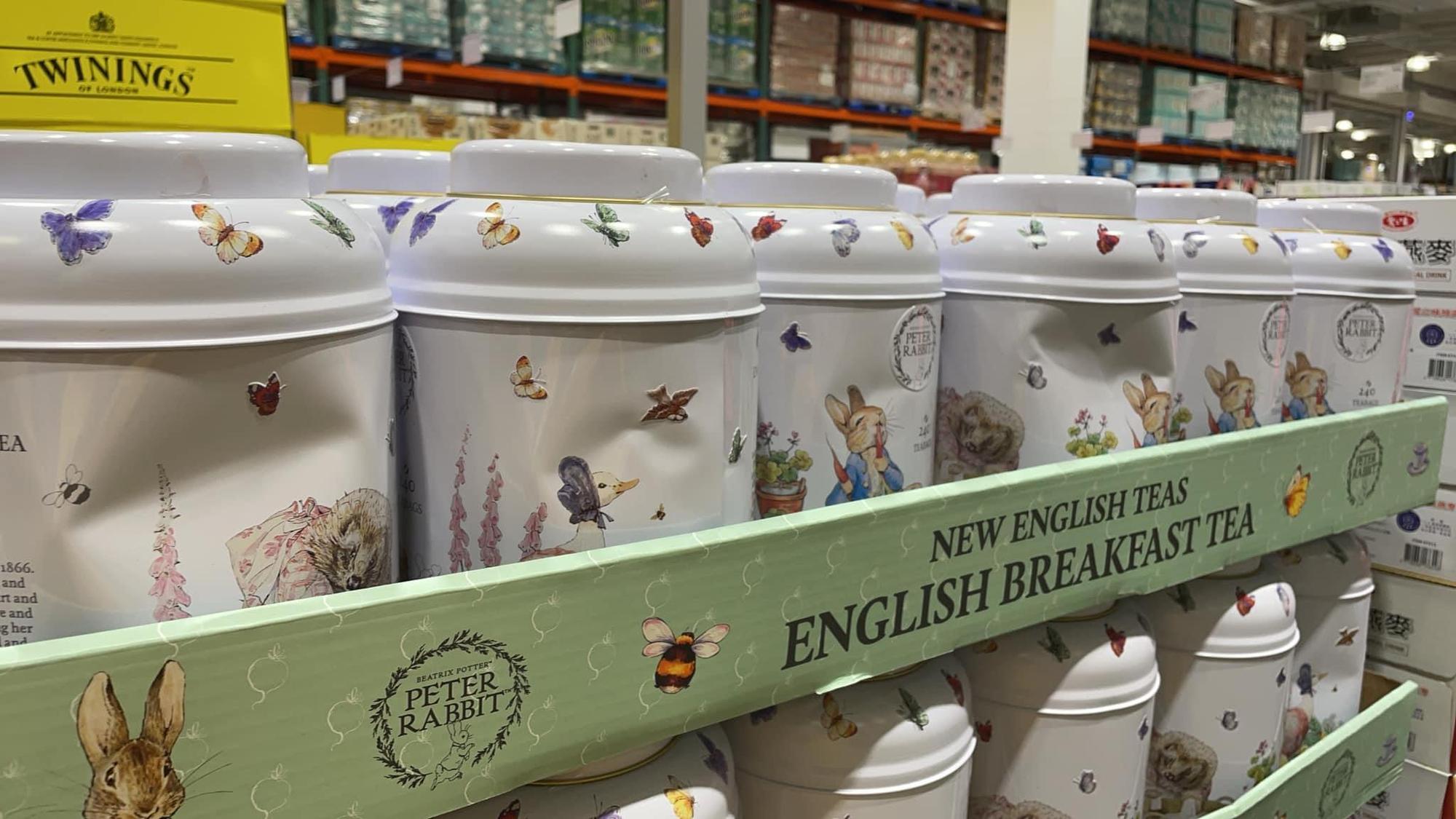 好市多賣場日前推出的彼得兔聯名款New English罐裝紅茶,被發現凹罐災情嚴重卻仍照原價販售。(翻攝「Costco好市多 商品經驗老實說」)