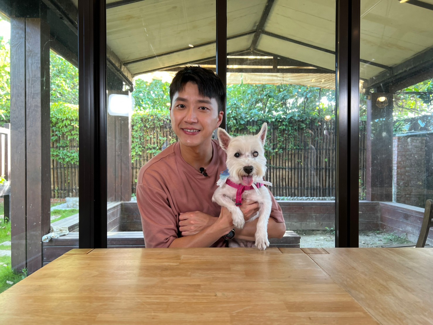 江宏傑帶著愛犬Dogi出外景錄影。（TVBS提供）