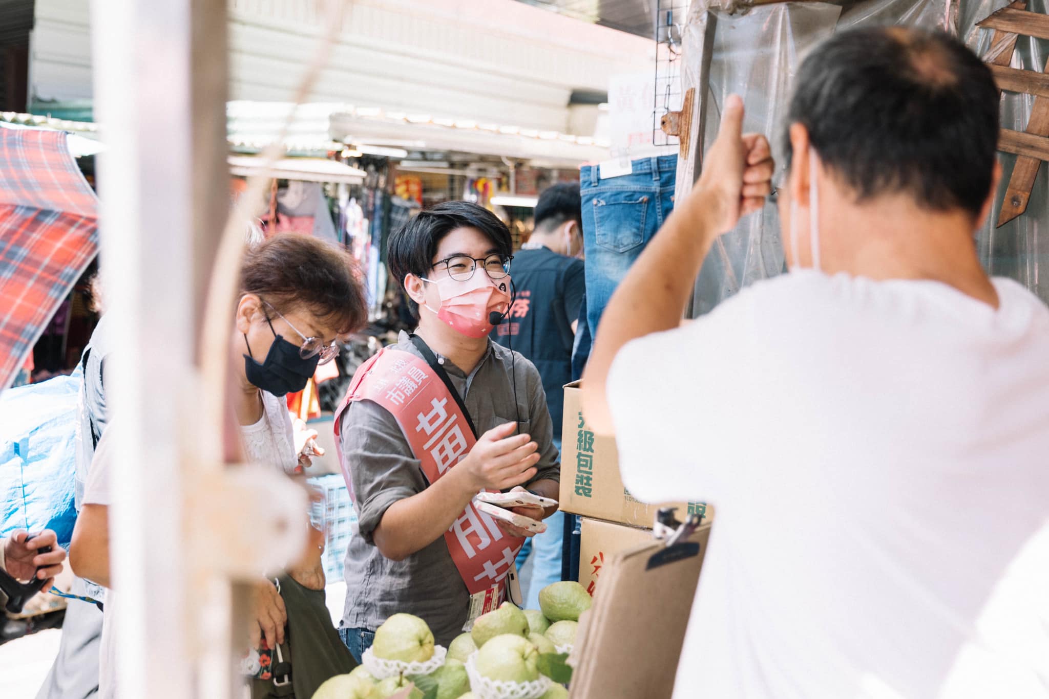 黃郁芬在坐月子期間，先生也出動幫她拉票。（翻攝自黃郁芬 台北市議員臉書）