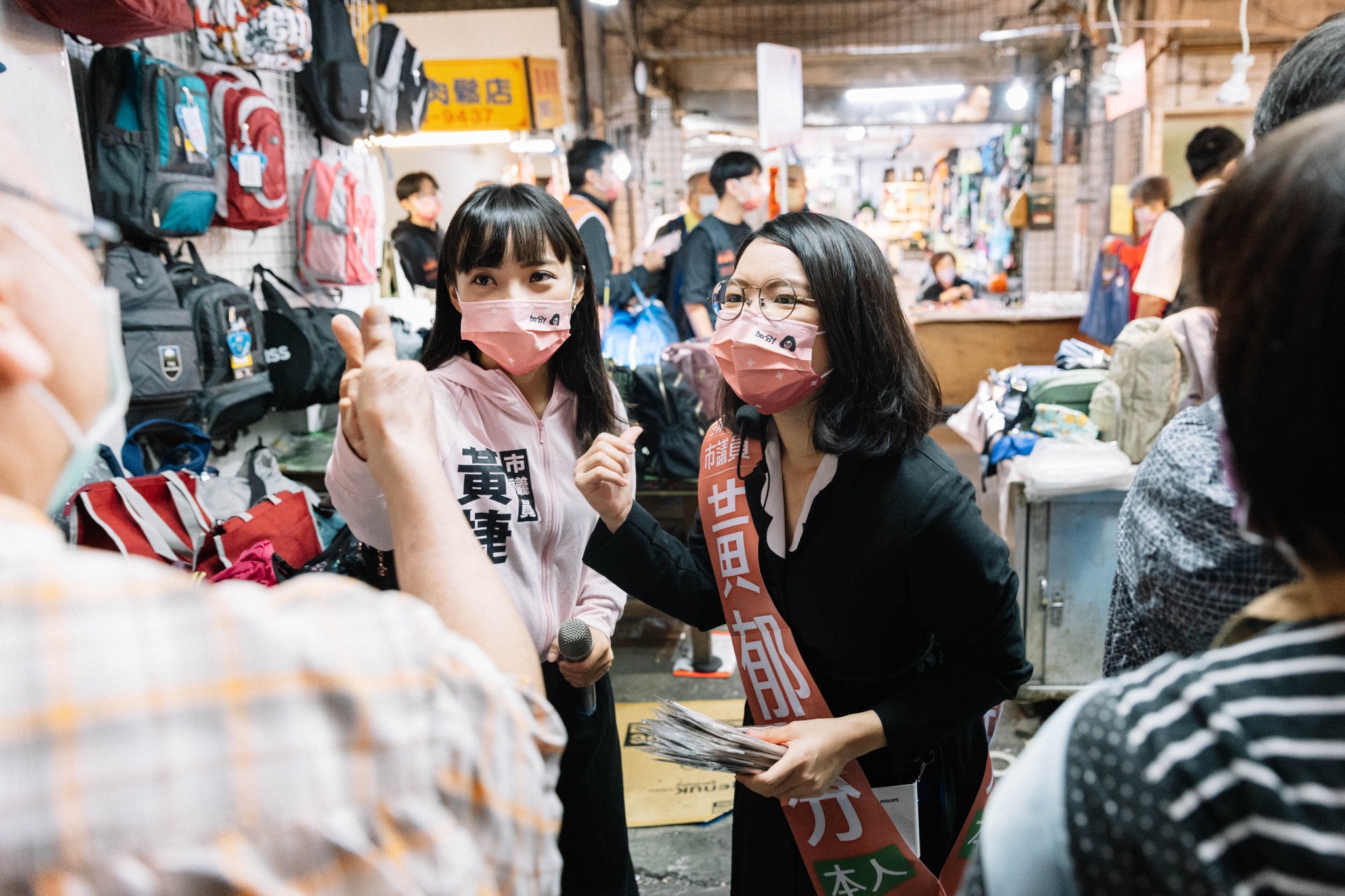台北市議員黃郁芬今（12日）和高雄市議員黃捷合體，一起到華榮市場向攤商拉票。（翻攝自黃郁芬 台北市議員臉書）