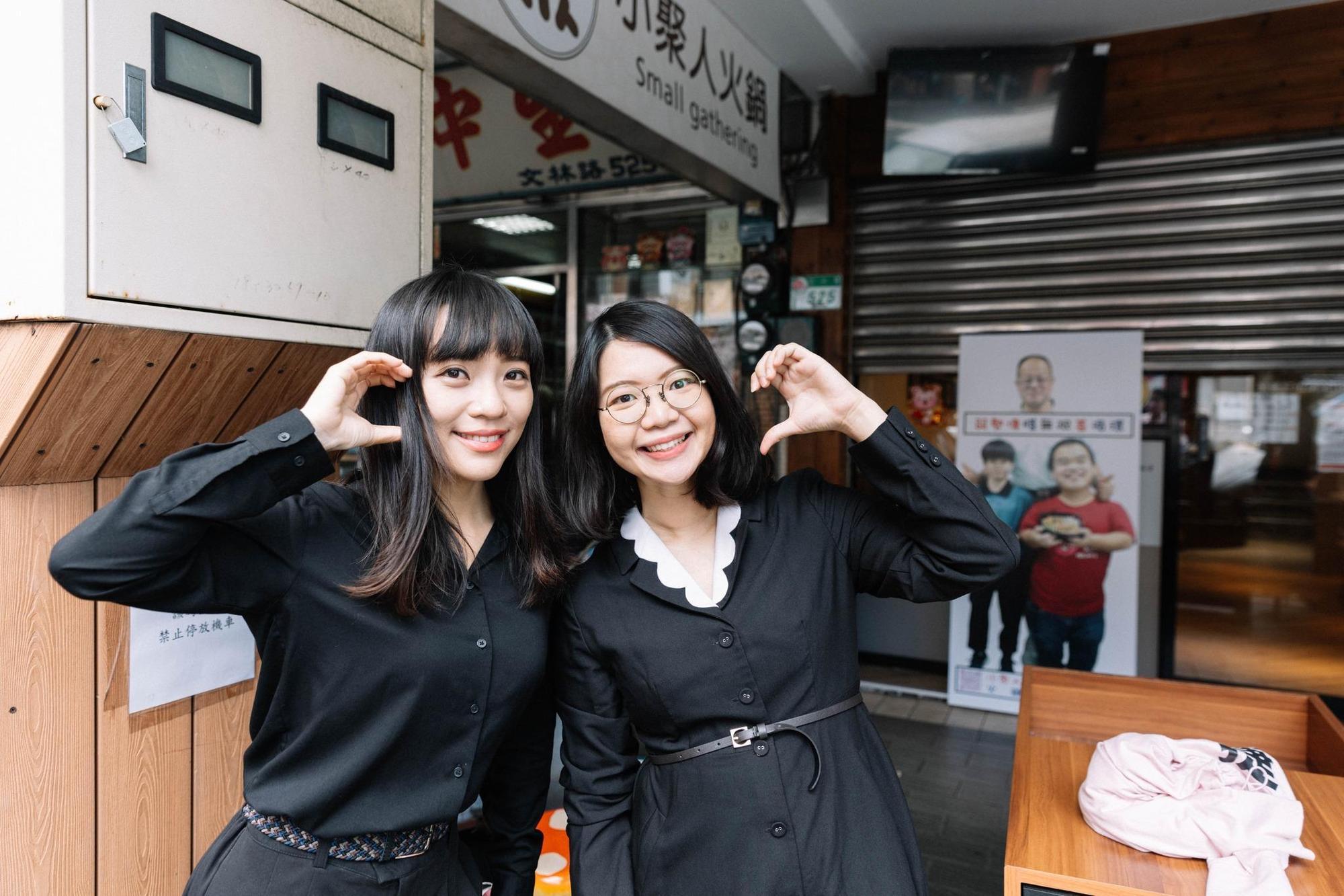 黃捷跟黃郁芬分享時下最流行的新拍照手勢「臉頰愛心」。（翻攝自黃郁芬 台北市議員臉書）