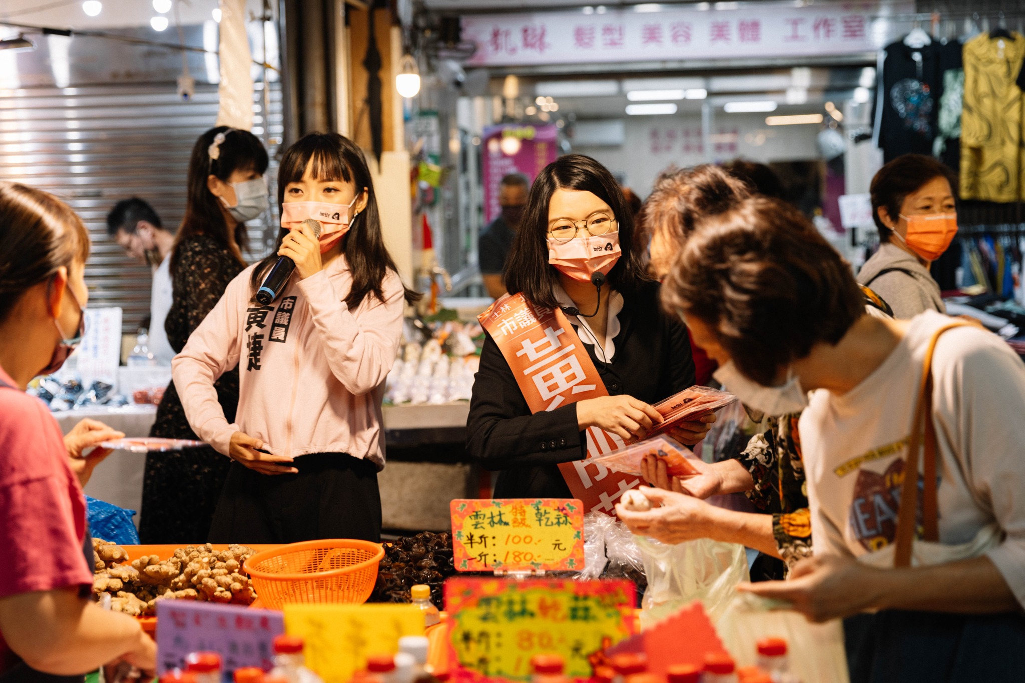黃捷向攤商解釋黃郁芬已經「卸貨」了。（翻攝自黃郁芬 台北市議員臉書）