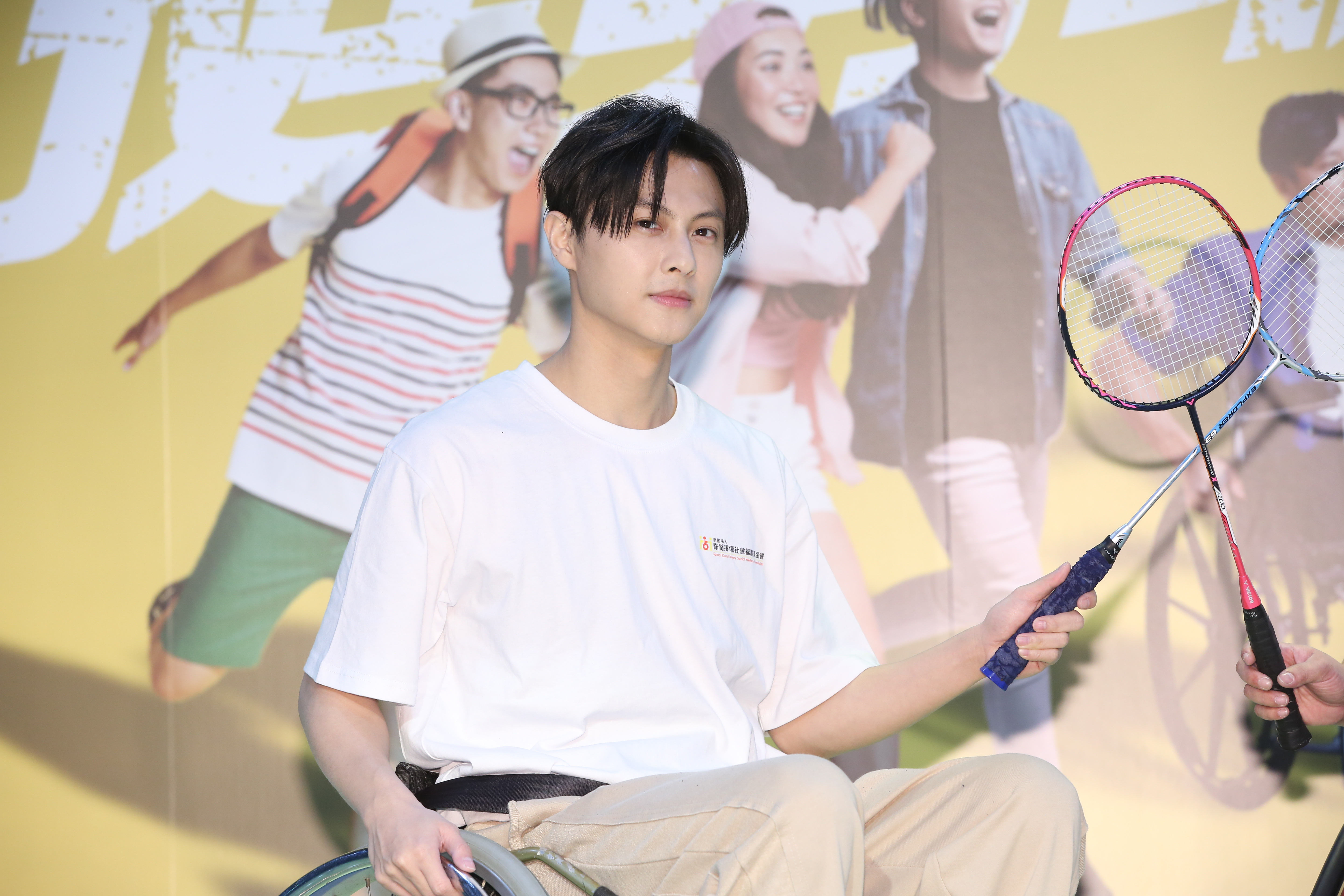 王子今天被宇宙丟包獨自出席公益活動。