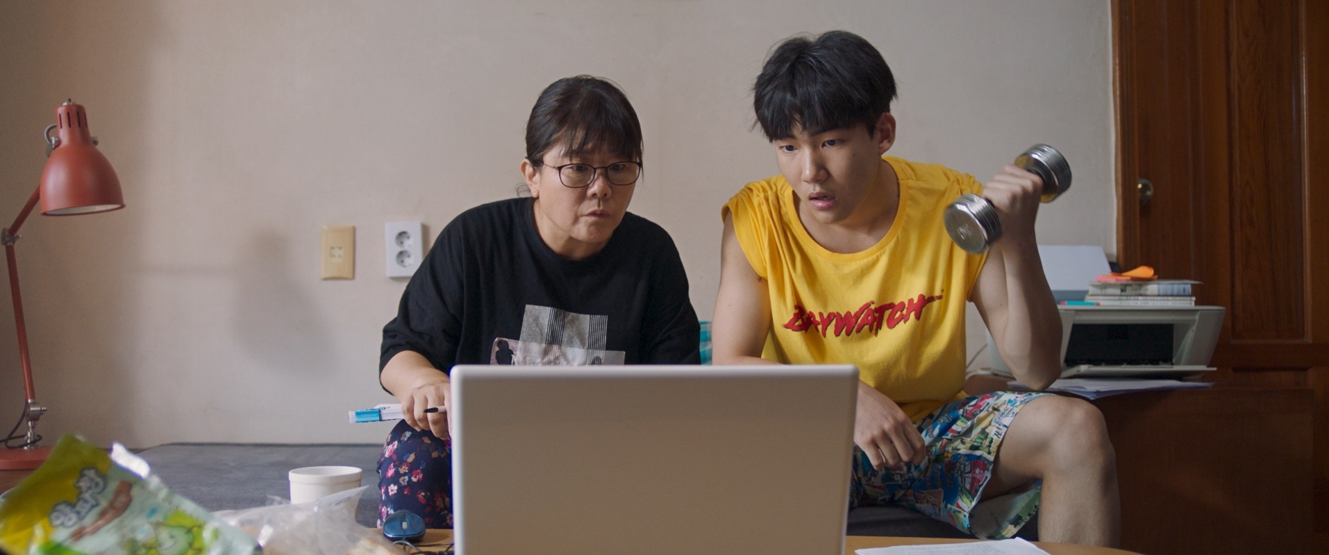 李姃垠（左）人生首部主演電影《女影人生》入圍最佳導演和最佳女主角獎，她在片中飾演一名電影導演。（可樂電影提供）