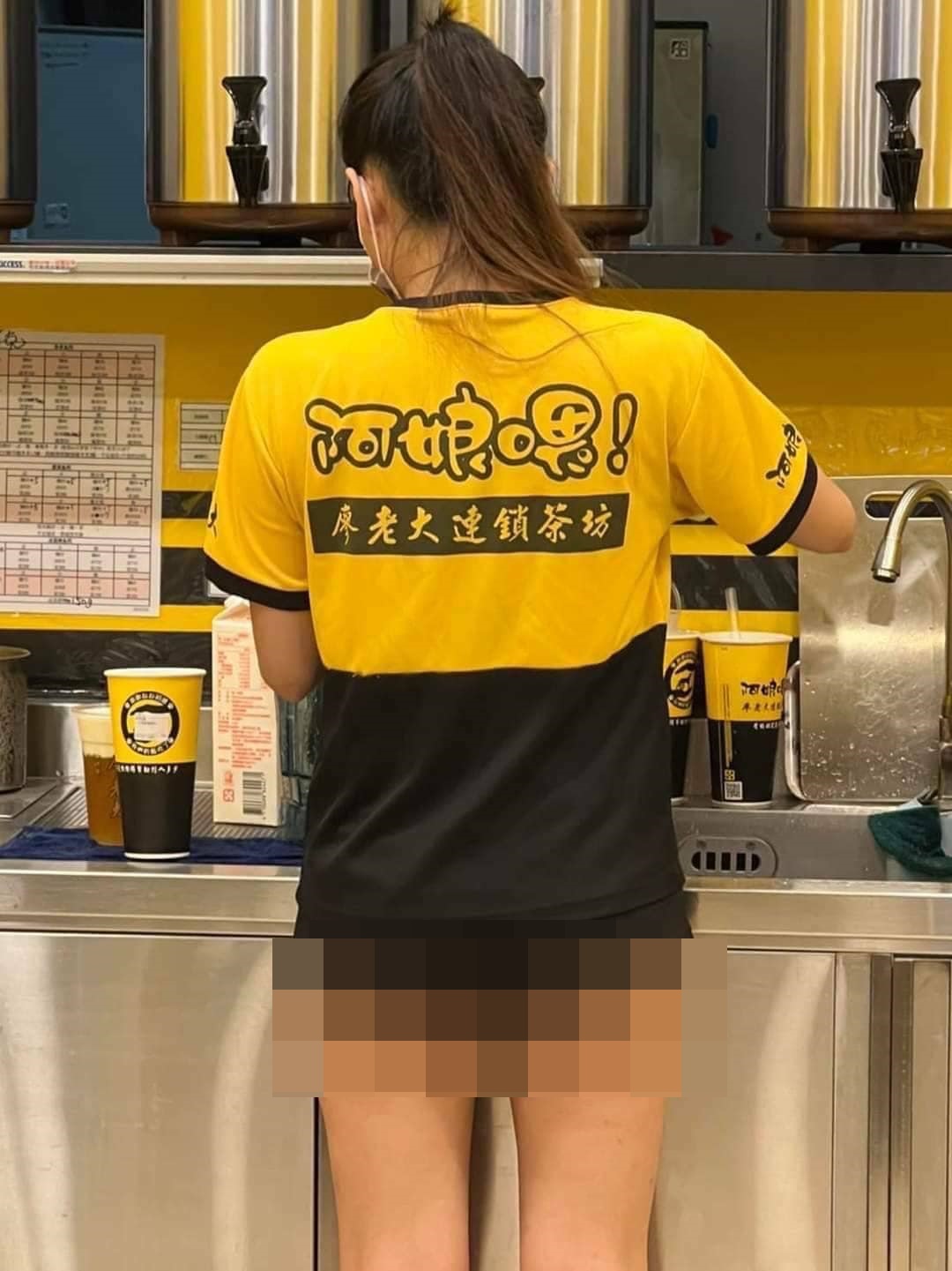 廖老大飲料店女員工露出「屁股蛋」，網友暴動想去朝聖。（翻攝自爆廢公社公開版）