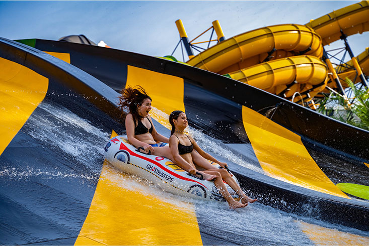 「哥倫比亞影業水世界」中的水上球型造景《魔鬼剋星》質子隧道。（索尼影業提供）