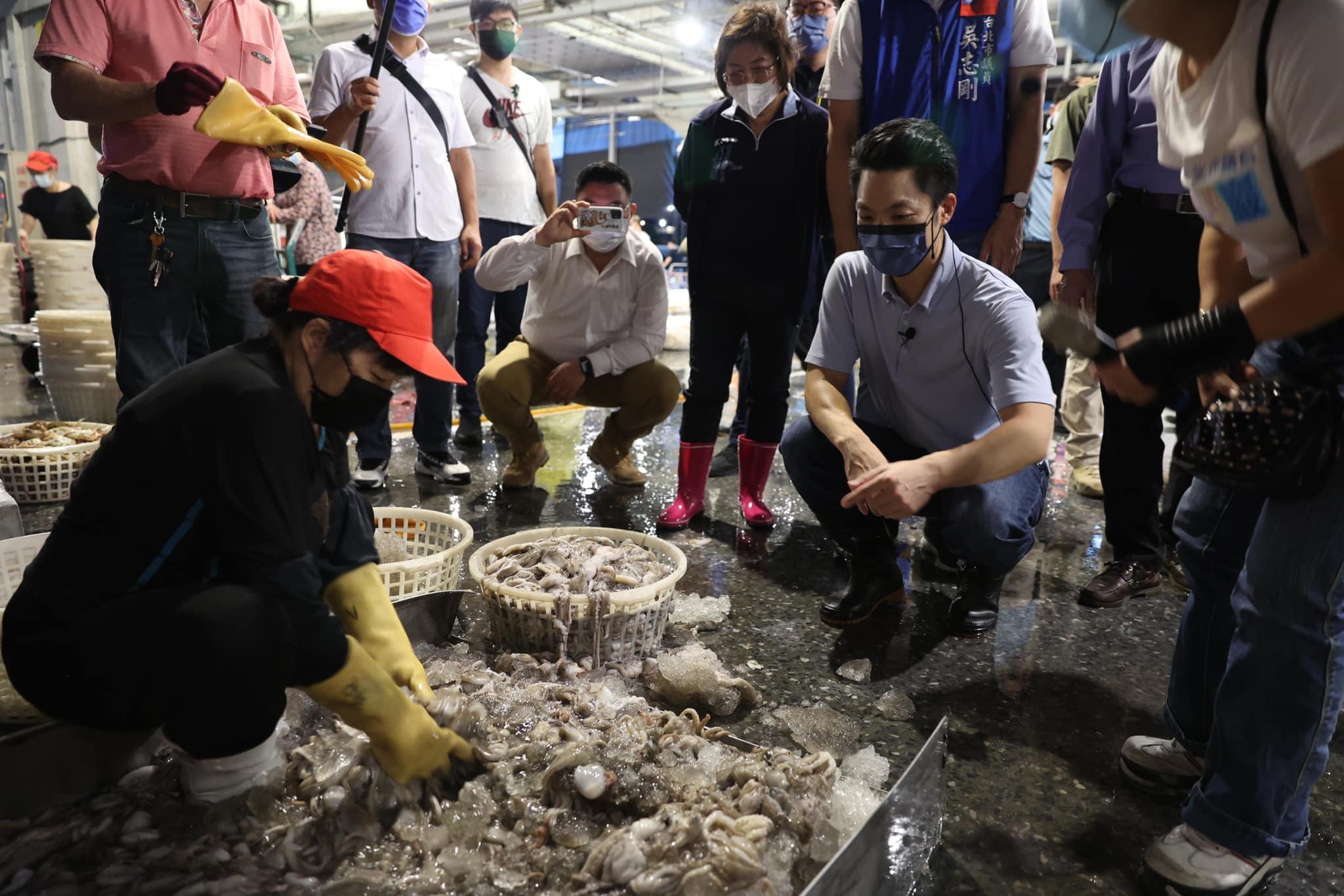 黃暐瀚建議蔣萬安將「鼓勵台北市民深蹲」拿出來當成政見，因為提倡運動絕對是「台北人會愛的菜」。（翻攝自蔣萬安臉書）
