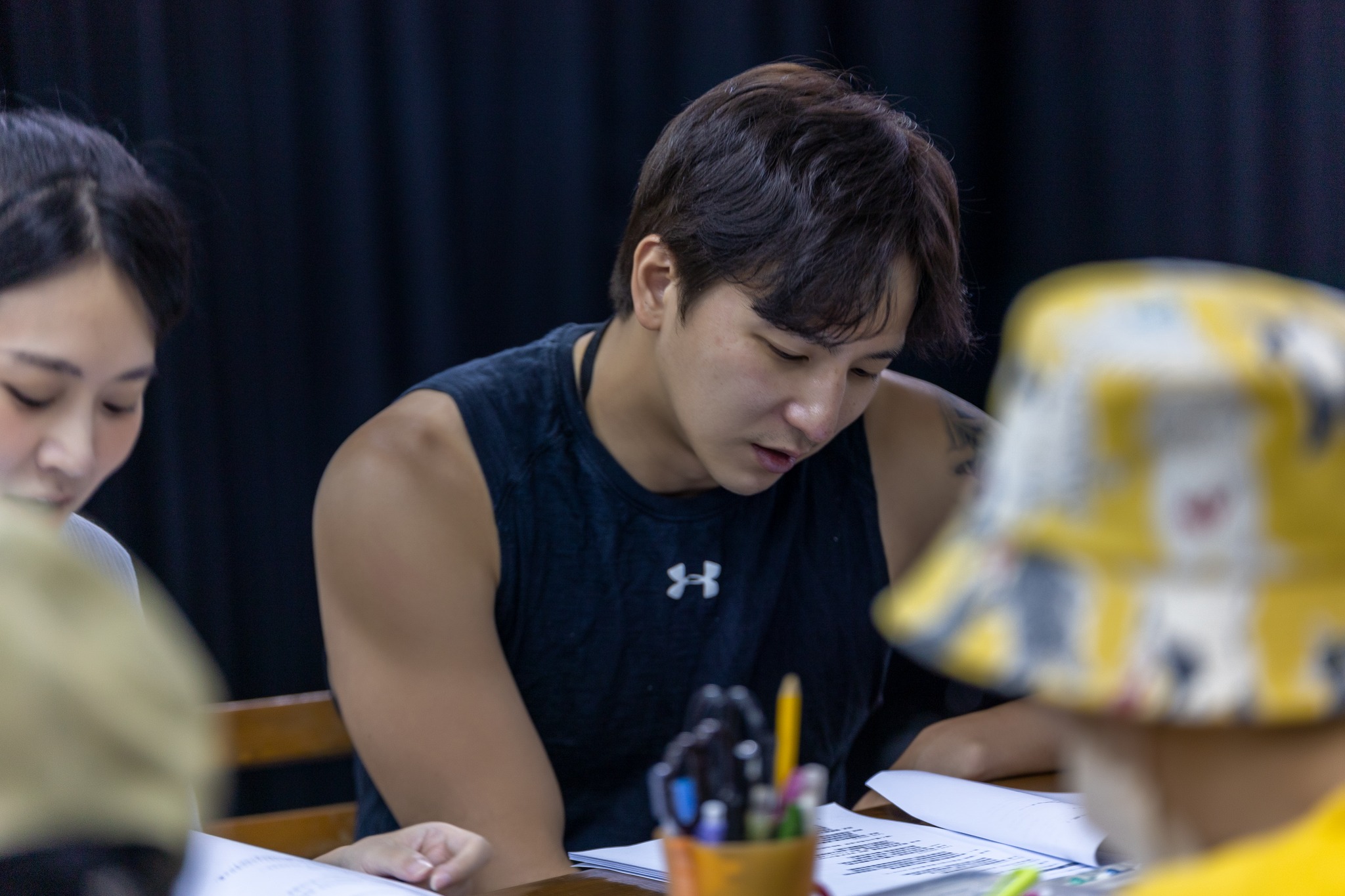 楊奇煜近來在劇場相當活躍，圖為音樂劇《我在詐騙公司上班》演員群讀本。（果陀劇場提供）