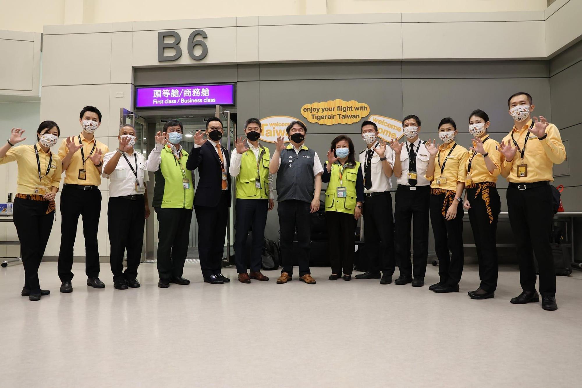 王必勝等人今凌晨在桃園機場迎接首批來台觀光的國際旅客。(翻攝自王必勝臉書)