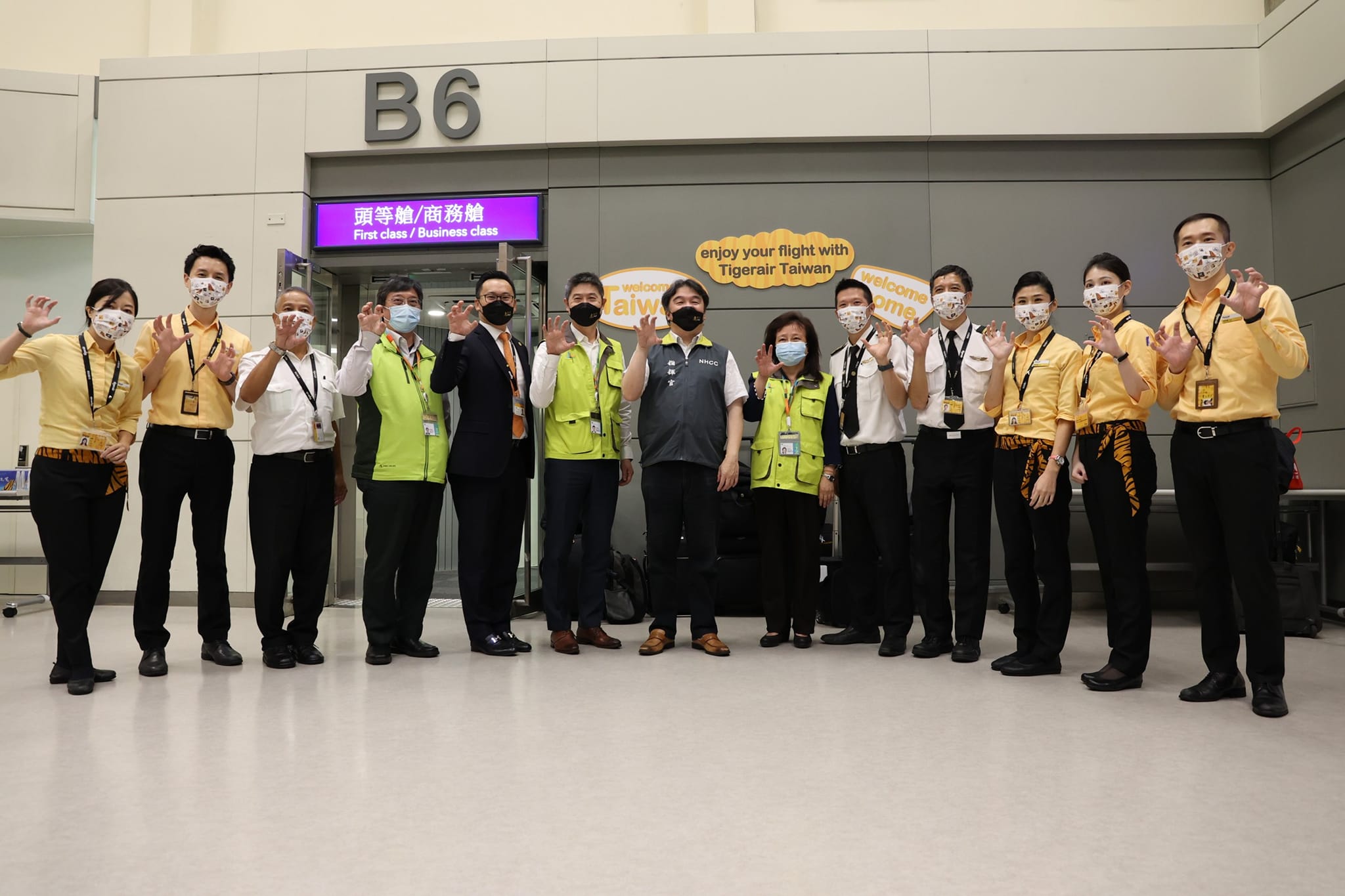 王必勝等人今凌晨在桃園機場迎接首批來台觀光的國際旅客。(翻攝自王必勝臉書)